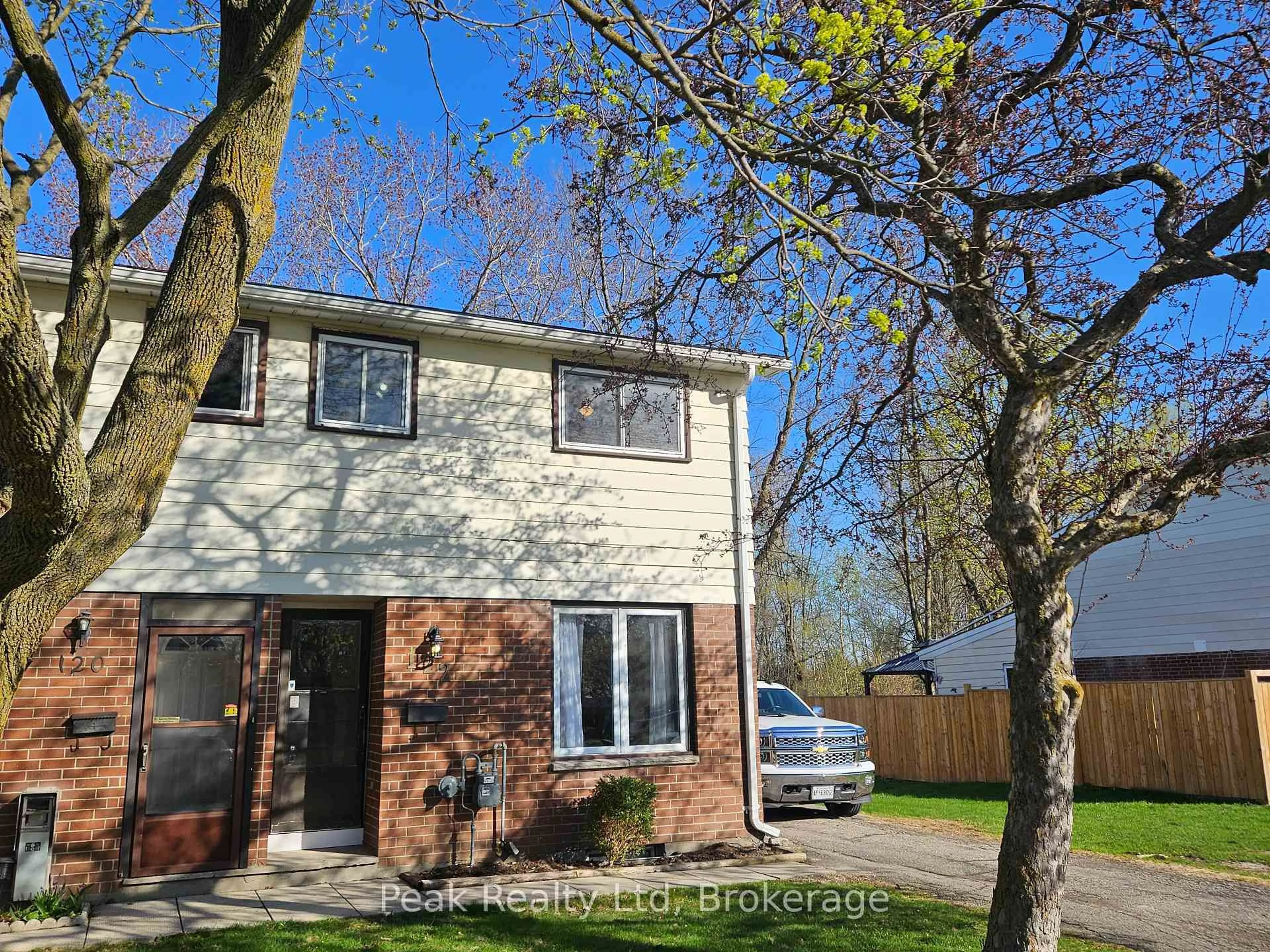 A pic from outside/outdoor area/front of a property/back of a property/a pic from drone, street for 122 Keats Dr, Woodstock Ontario N4S 8B8