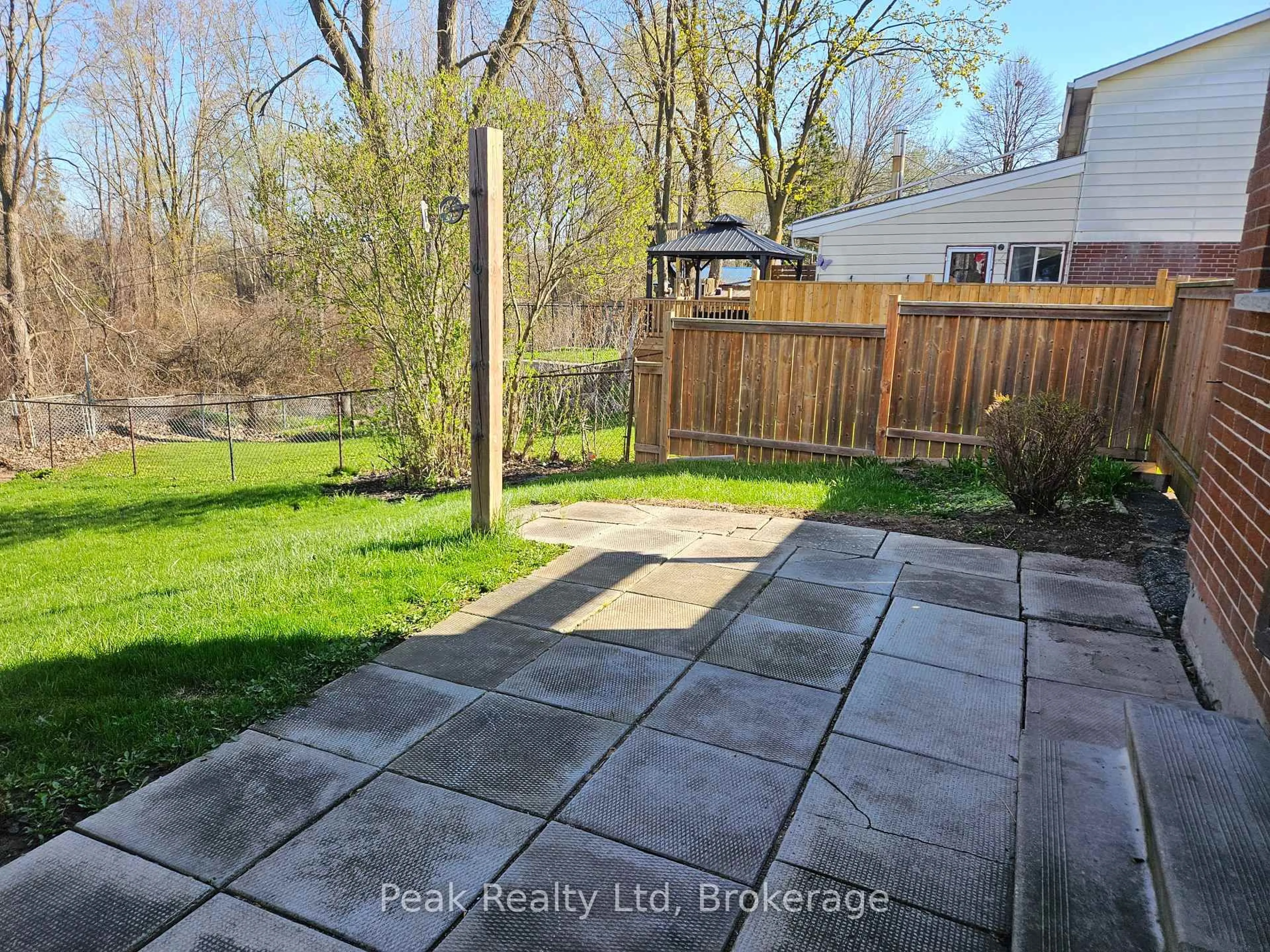 Patio, street for 122 Keats Dr, Woodstock Ontario N4S 8B8