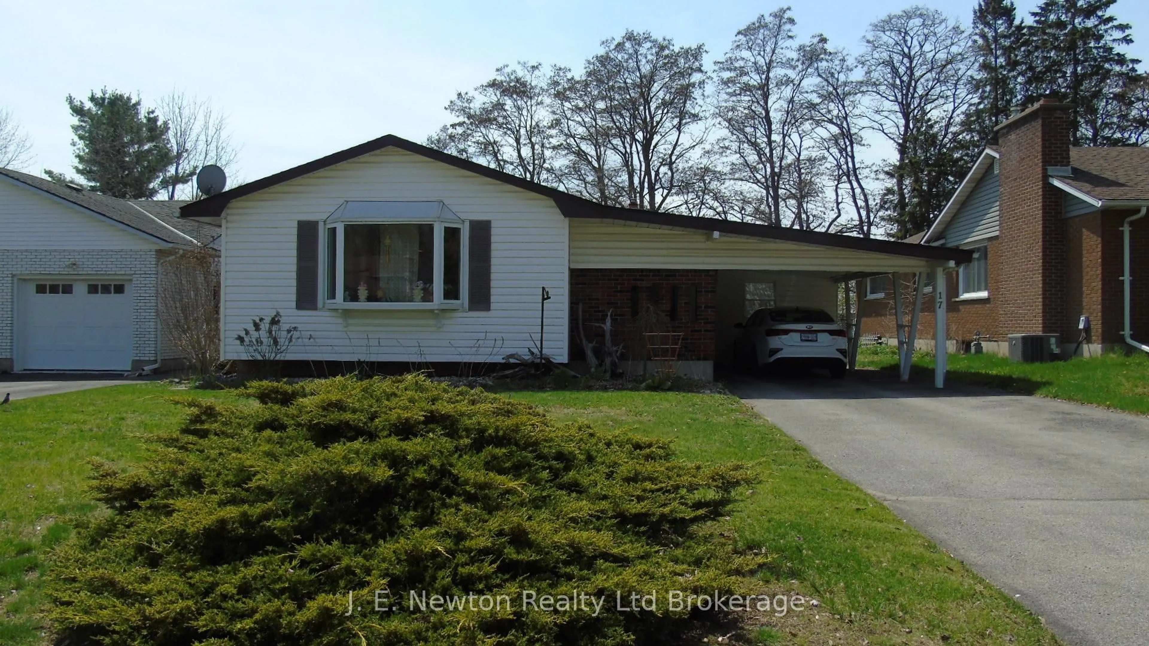 Home with vinyl exterior material, street for 17 Devon Crt, Tillsonburg Ontario N4G 4K3