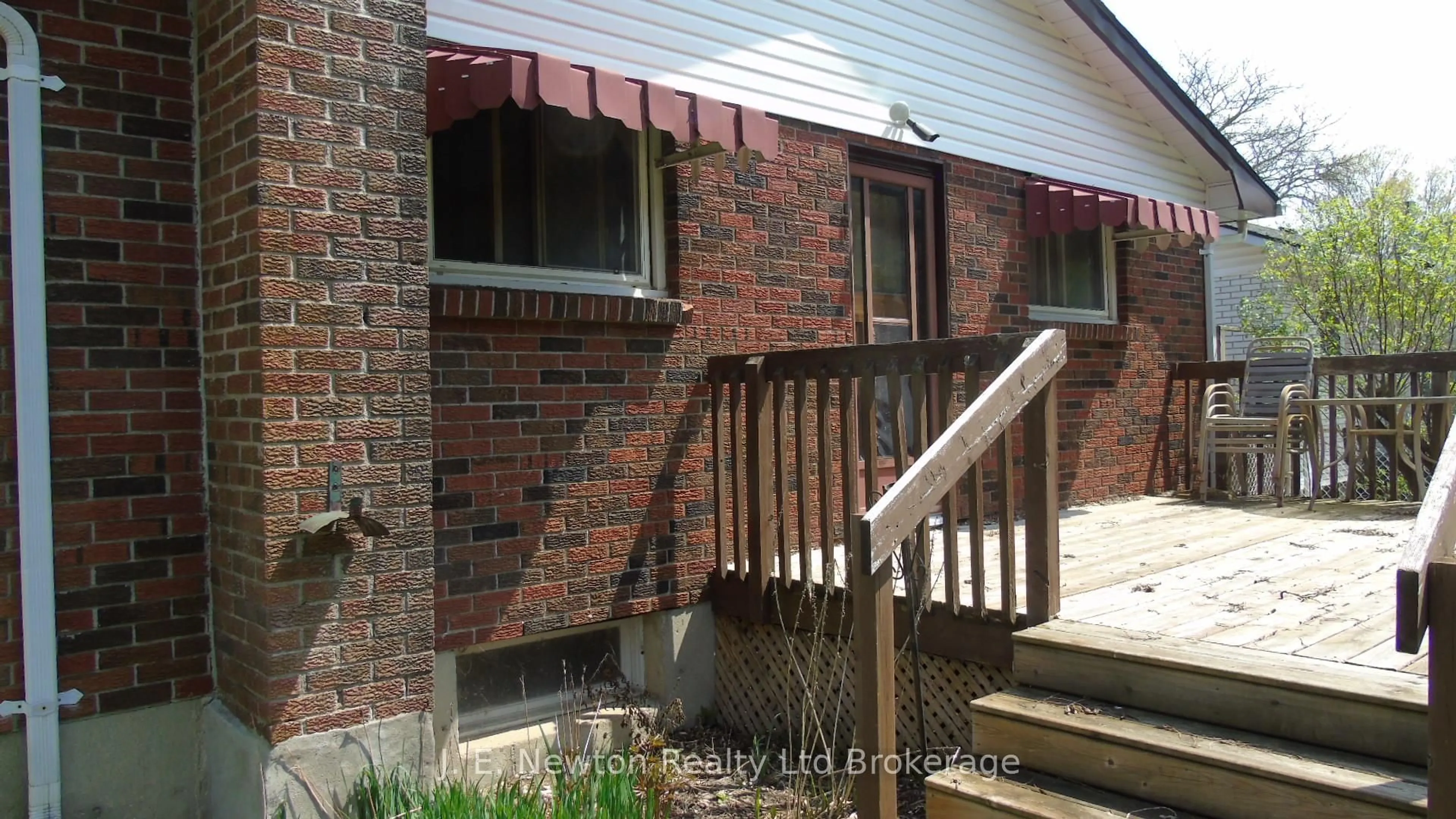 Home with brick exterior material, unknown for 17 Devon Crt, Tillsonburg Ontario N4G 4K3