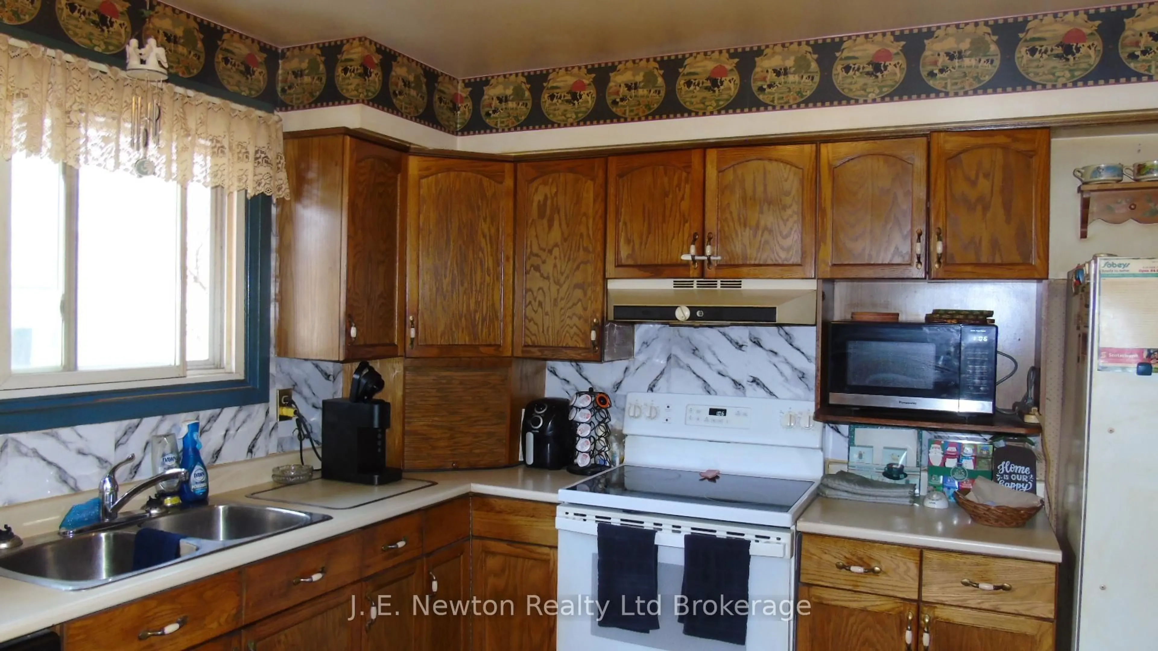 Standard kitchen, ceramic/tile floor for 17 Devon Crt, Tillsonburg Ontario N4G 4K3