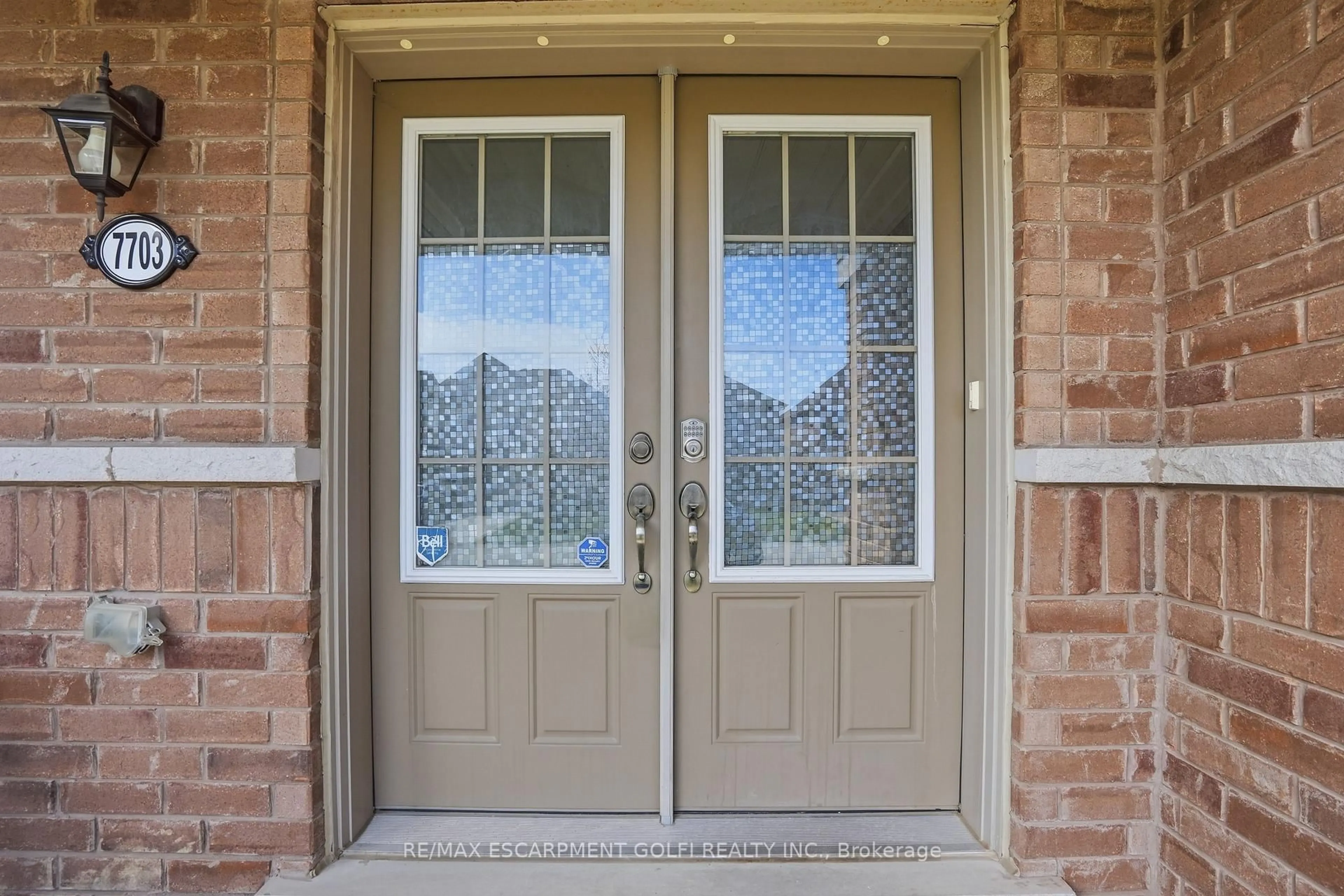 Indoor entryway for 7703 Sycamore Dr, Niagara Falls Ontario L2N 0N6