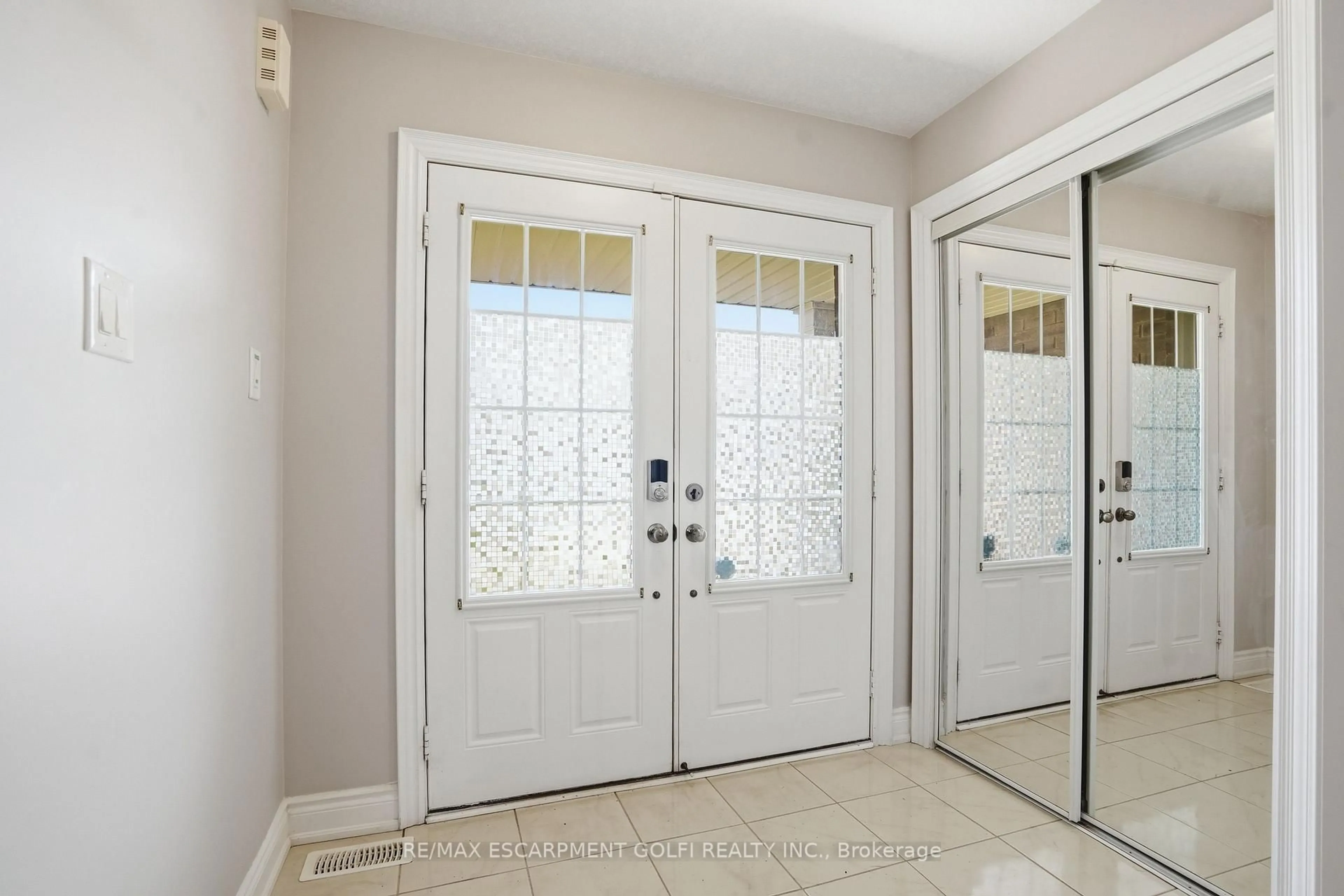 Indoor entryway for 7703 Sycamore Dr, Niagara Falls Ontario L2N 0N6