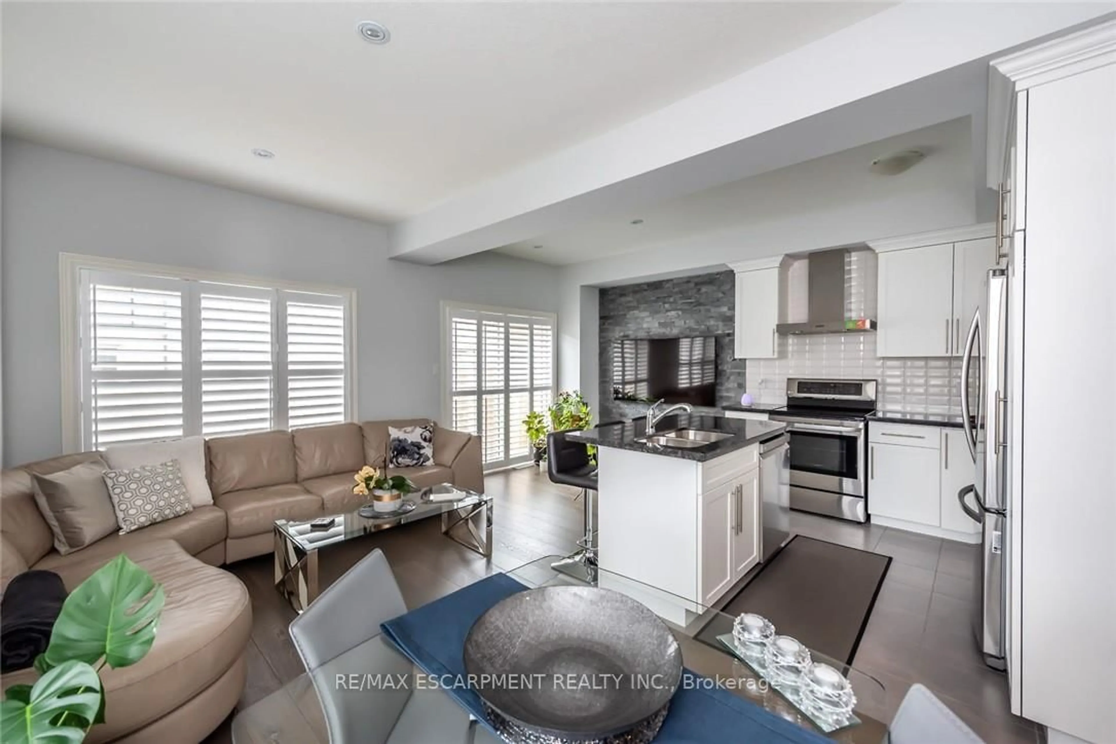Open concept kitchen, ceramic/tile floor for 98 Shoreview Pl #42, Hamilton Ontario L8E 0J4