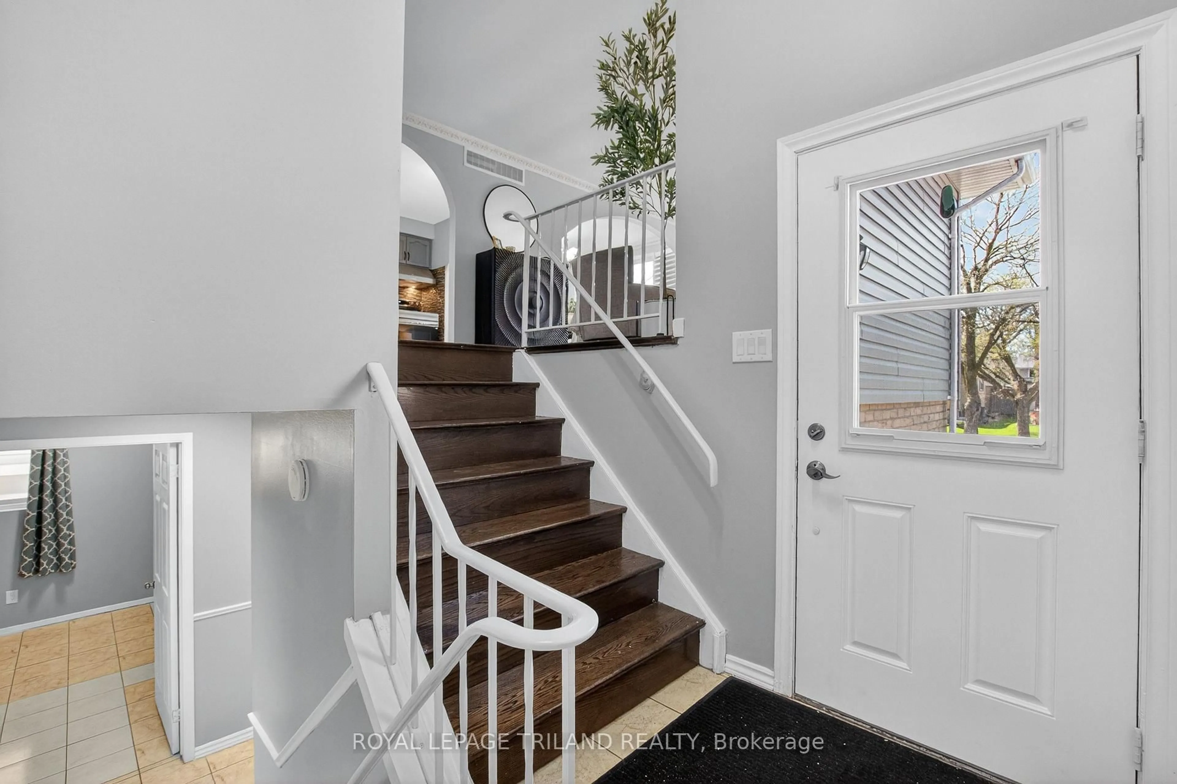 Indoor entryway for 58 Beechmount Cres, London South Ontario N6E 2J4