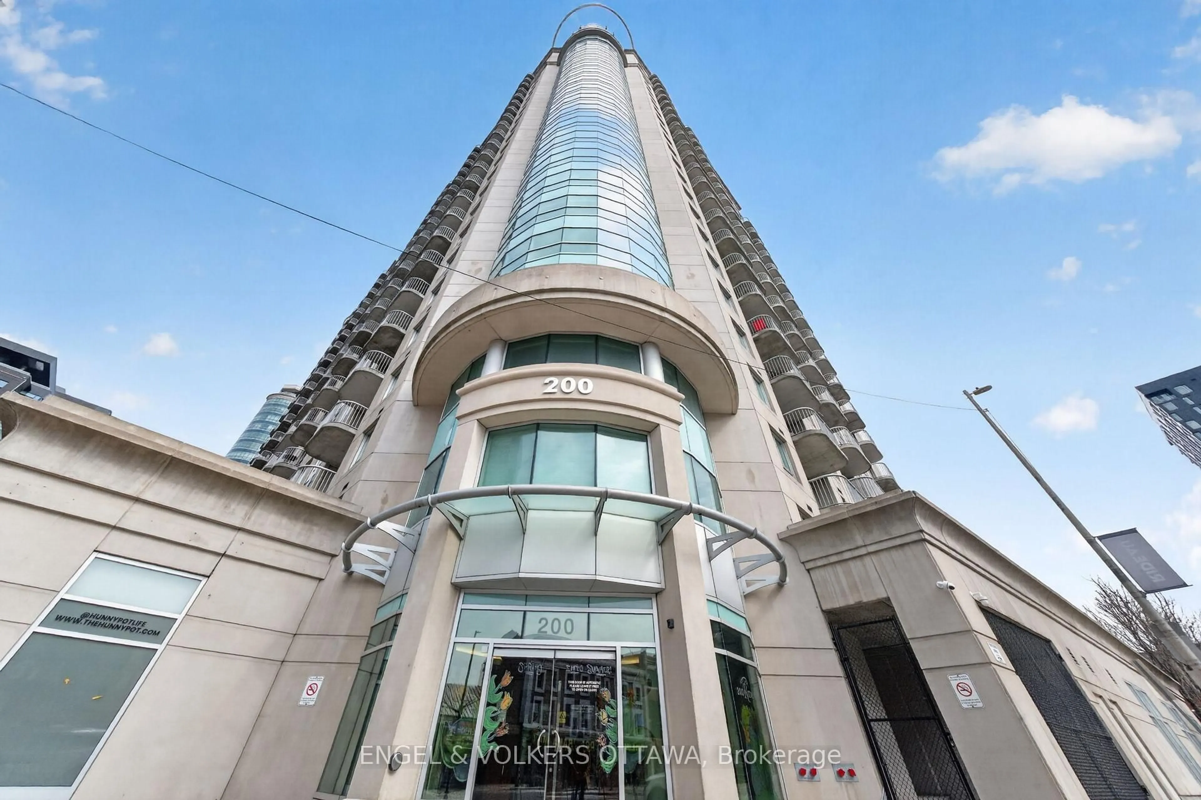 Indoor foyer for 200 Rideau St #408, Ottawa Ontario K1N 5Y1