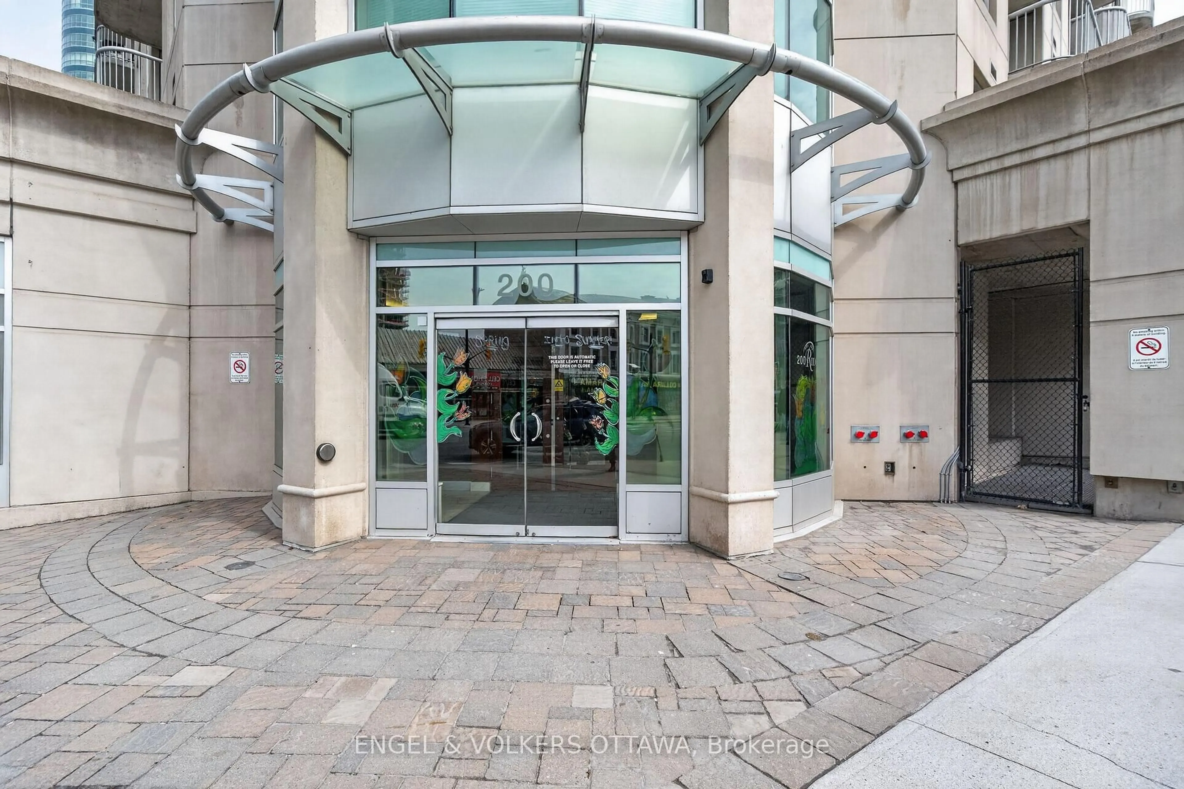 Indoor foyer for 200 Rideau St #408, Ottawa Ontario K1N 5Y1