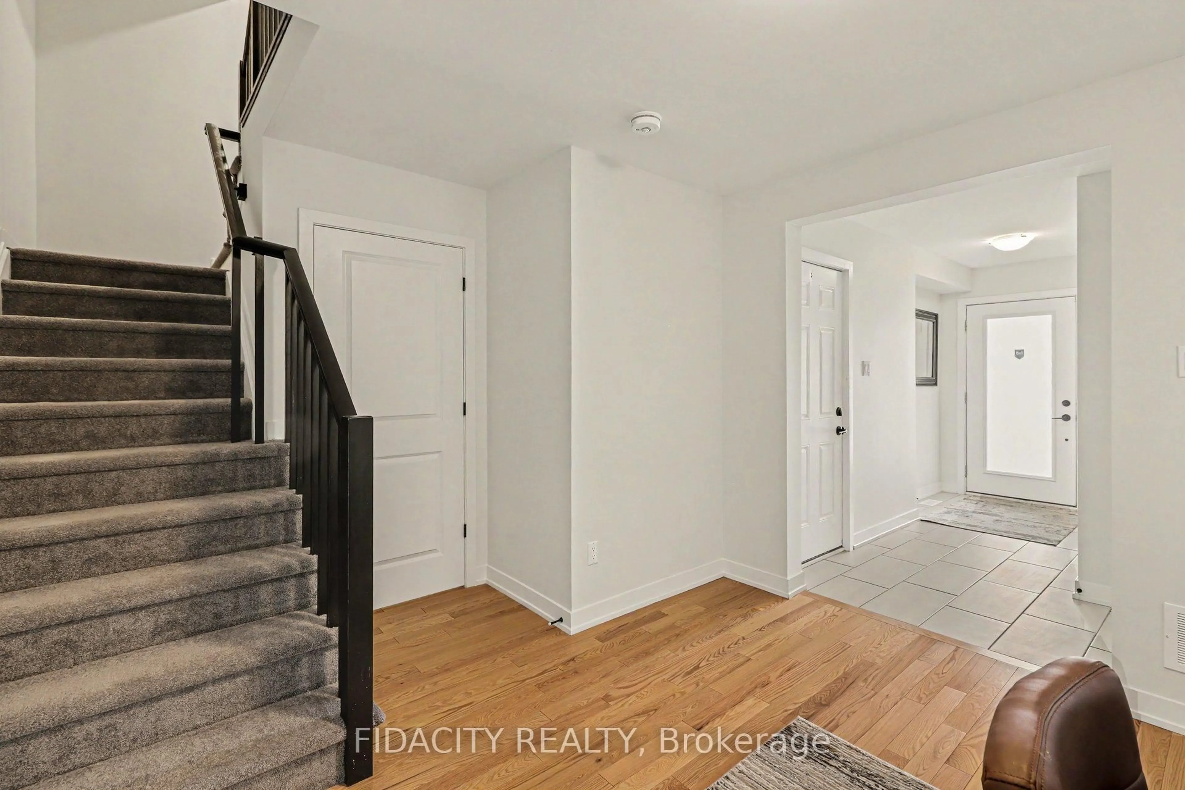 Indoor entryway for 1768 Crux Rd, Orleans Ontario K1W 0R3
