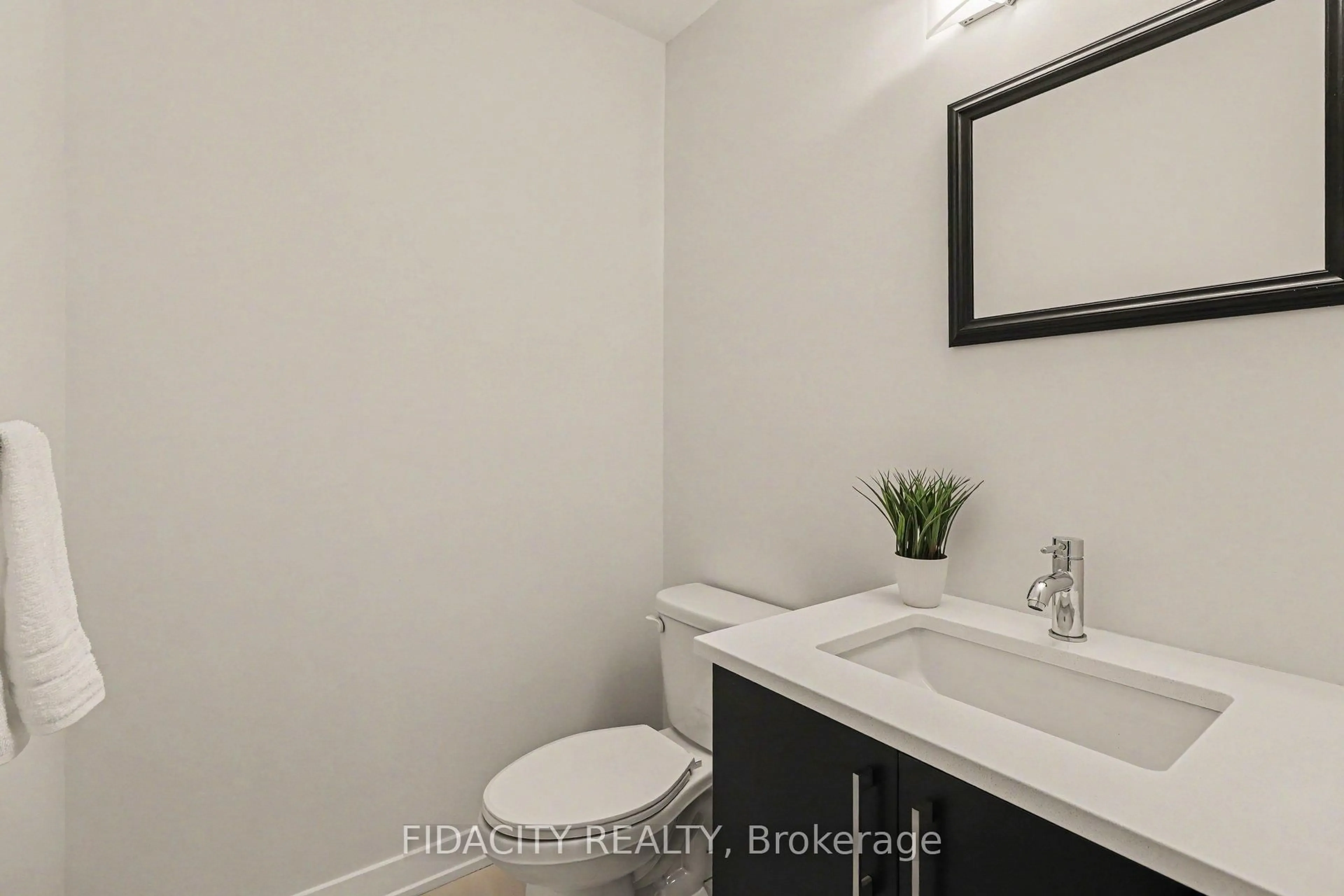 Standard bathroom, ceramic/tile floor for 1768 Crux Rd, Orleans Ontario K1W 0R3