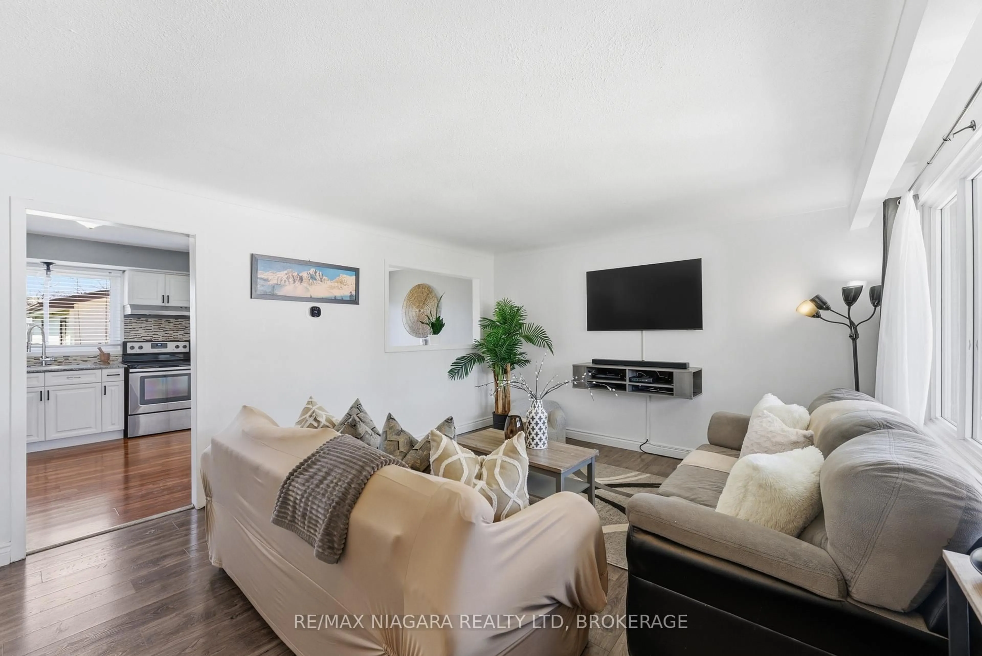 Living room with furniture, unknown for 45 Meredith Dr, St. Catharines Ontario L2M 6R5