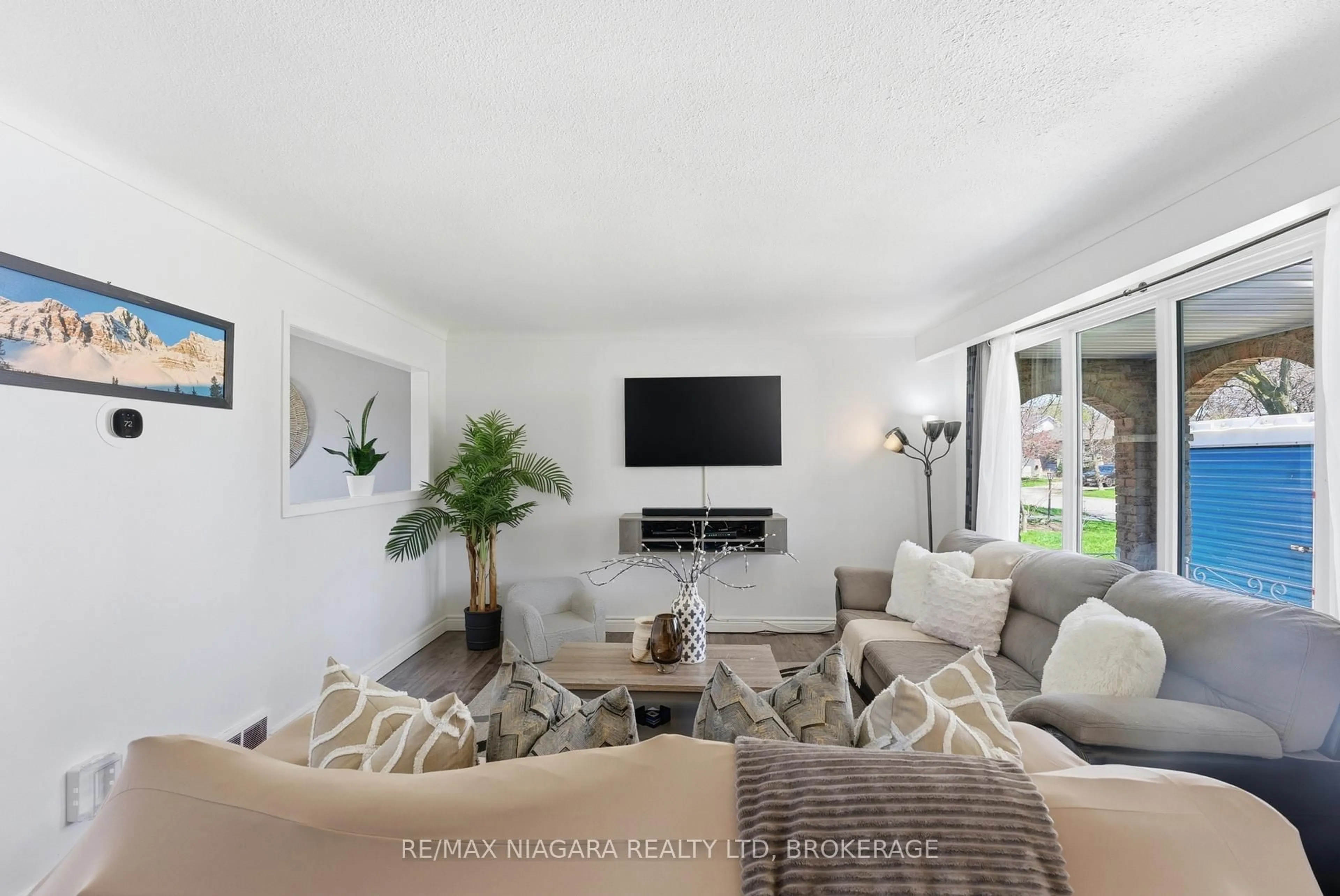 Living room with furniture, unknown for 45 Meredith Dr, St. Catharines Ontario L2M 6R5