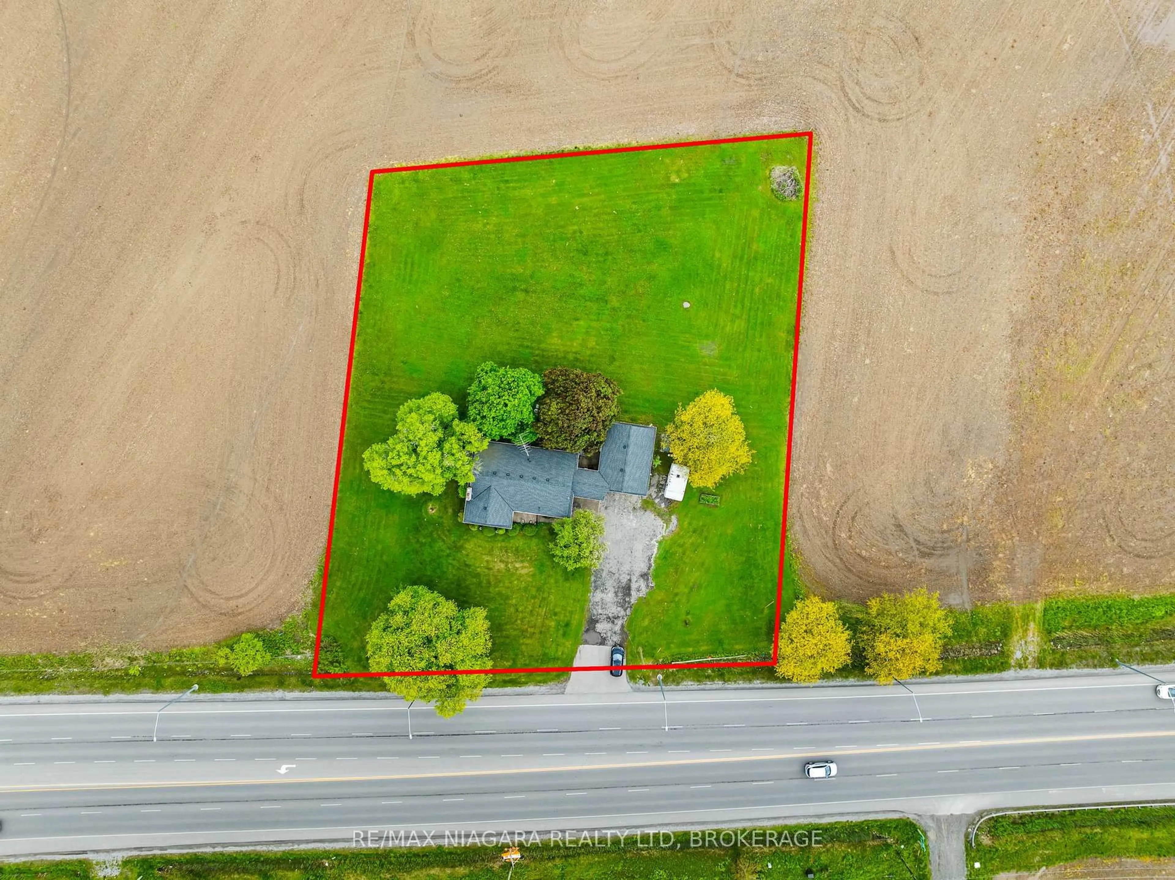 A pic from outside/outdoor area/front of a property/back of a property/a pic from drone, water/lake/river/ocean view for 2152 Hwy 20, Thorold Ontario L2V 5S4