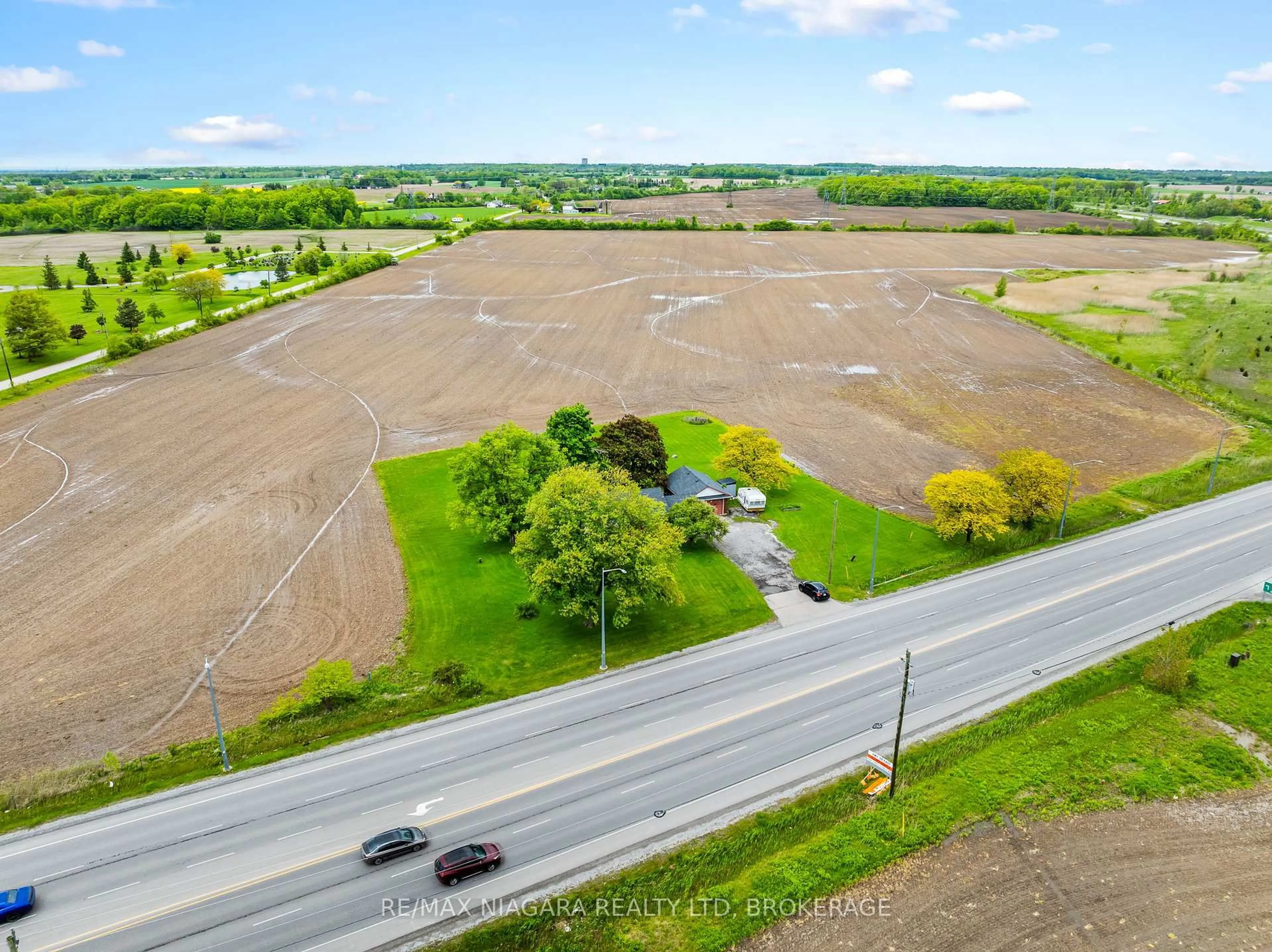 A pic from outside/outdoor area/front of a property/back of a property/a pic from drone, street for 2152 Hwy 20, Thorold Ontario L2V 5S4