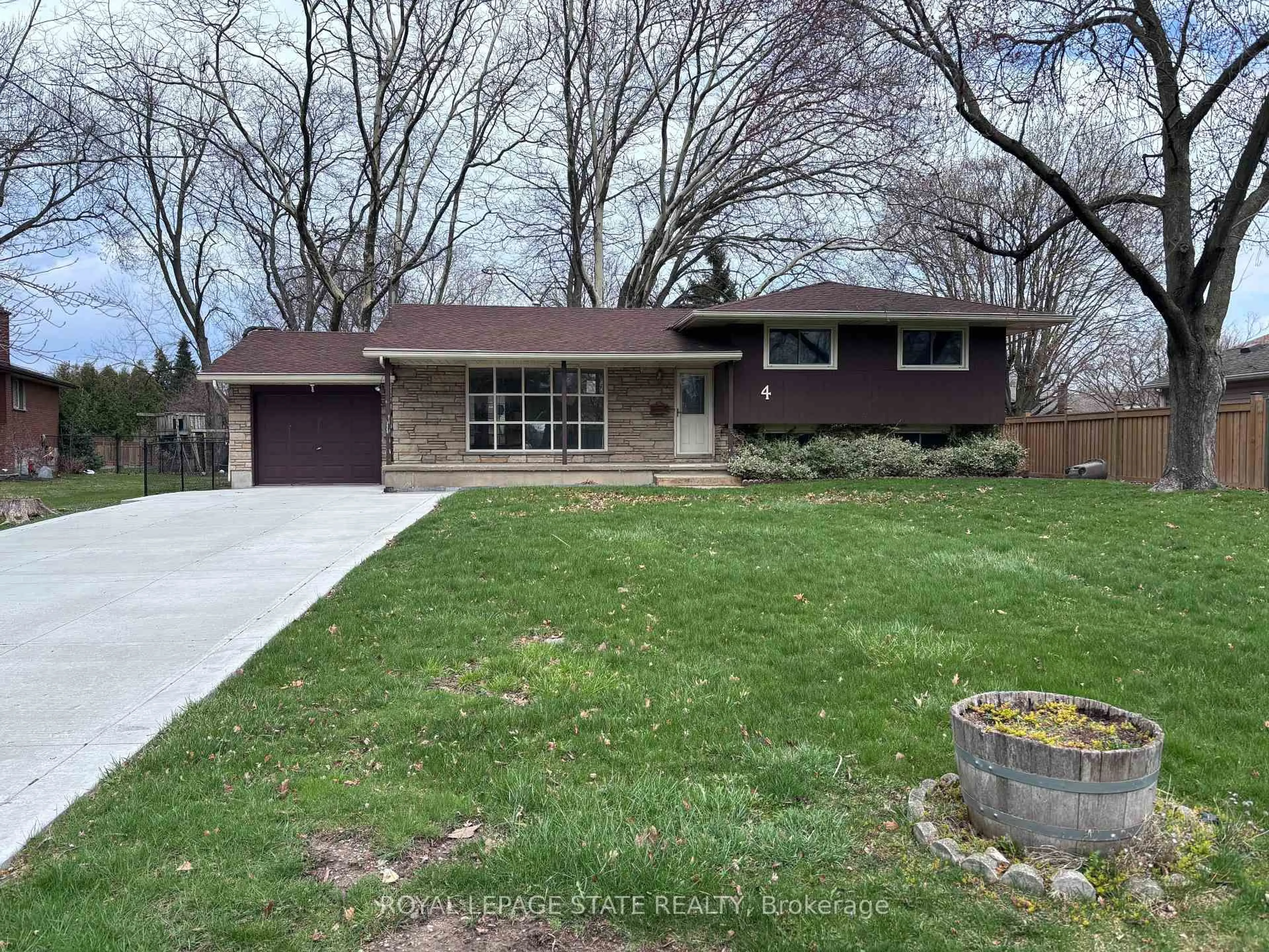 Home with brick exterior material, street for 4 Beechwood Crt, St. Catharines Ontario L2N 3H7