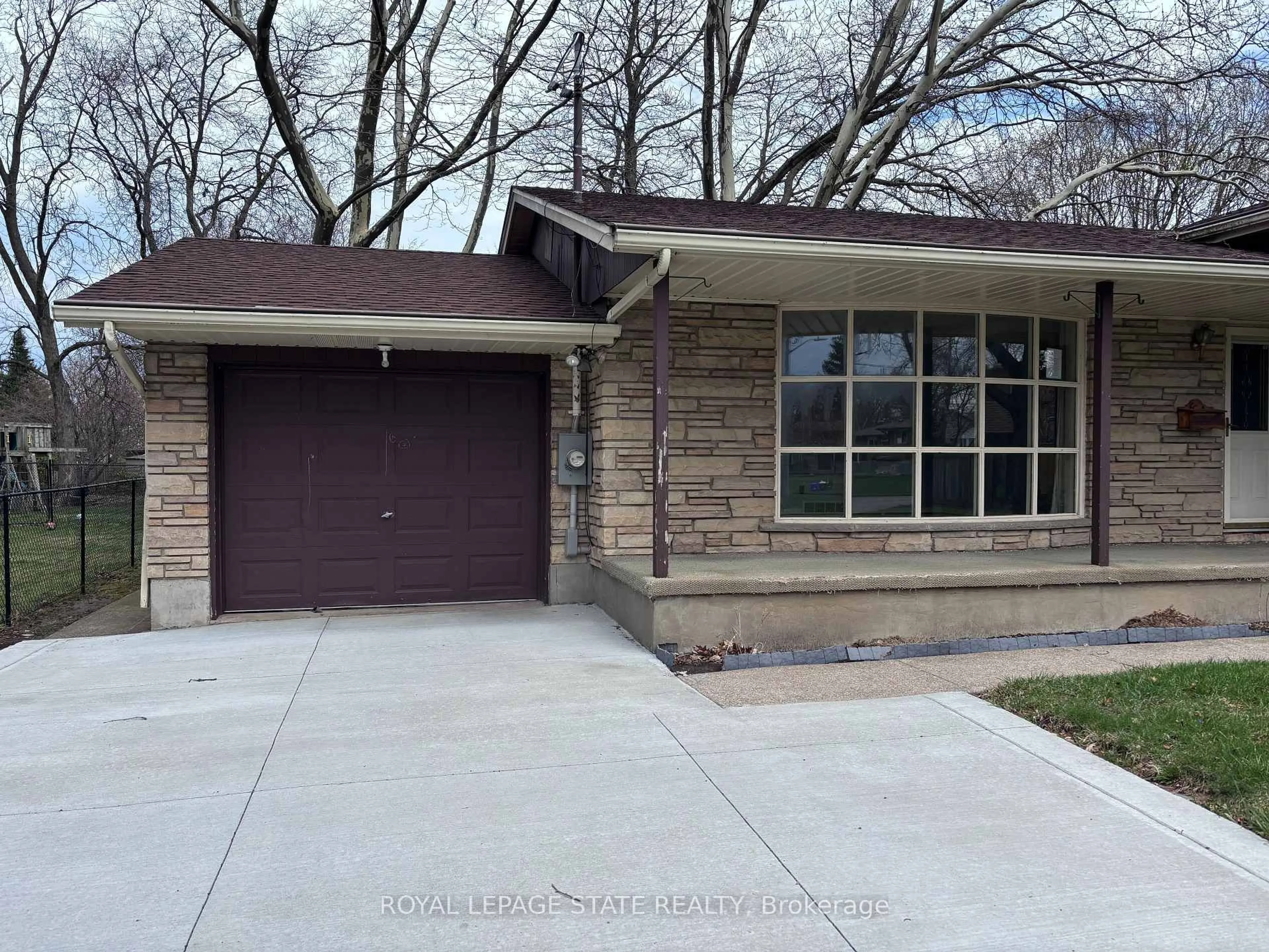 Home with brick exterior material, street for 4 Beechwood Crt, St. Catharines Ontario L2N 3H7