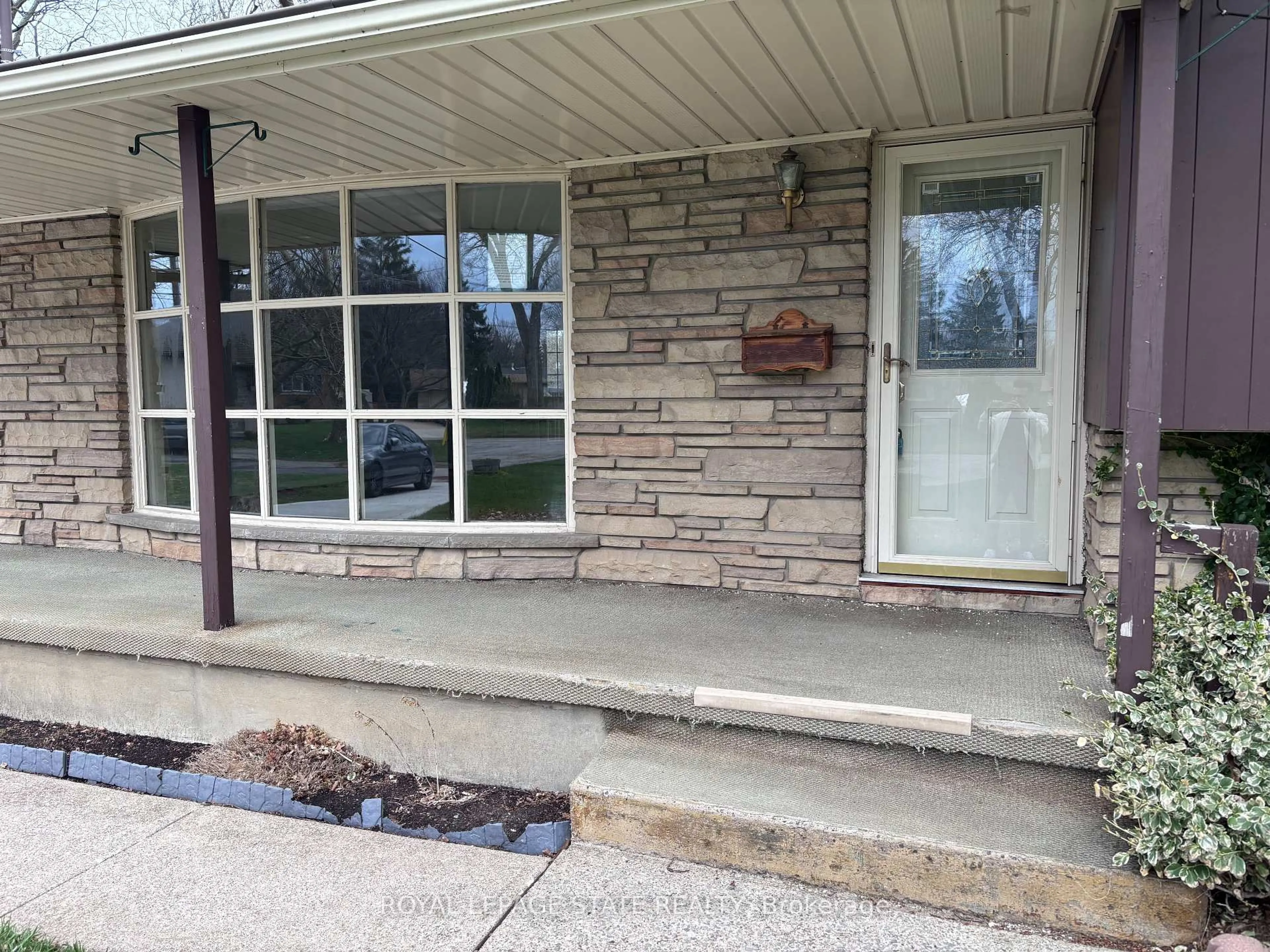 Unknown for 4 Beechwood Crt, St. Catharines Ontario L2N 3H7