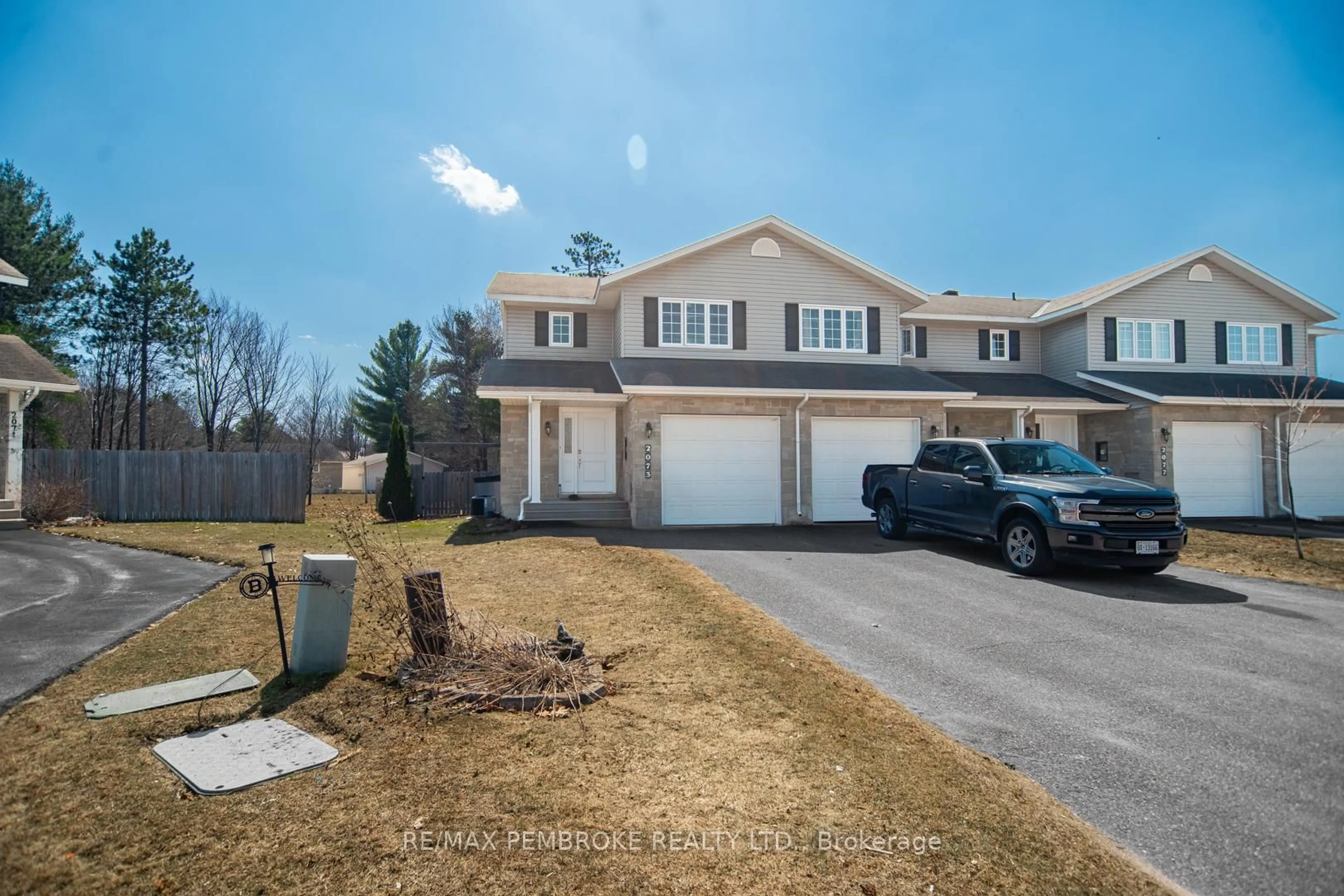 A pic from outside/outdoor area/front of a property/back of a property/a pic from drone, street for 2073 Sandstone Cres, Petawawa Ontario K8H 0B2