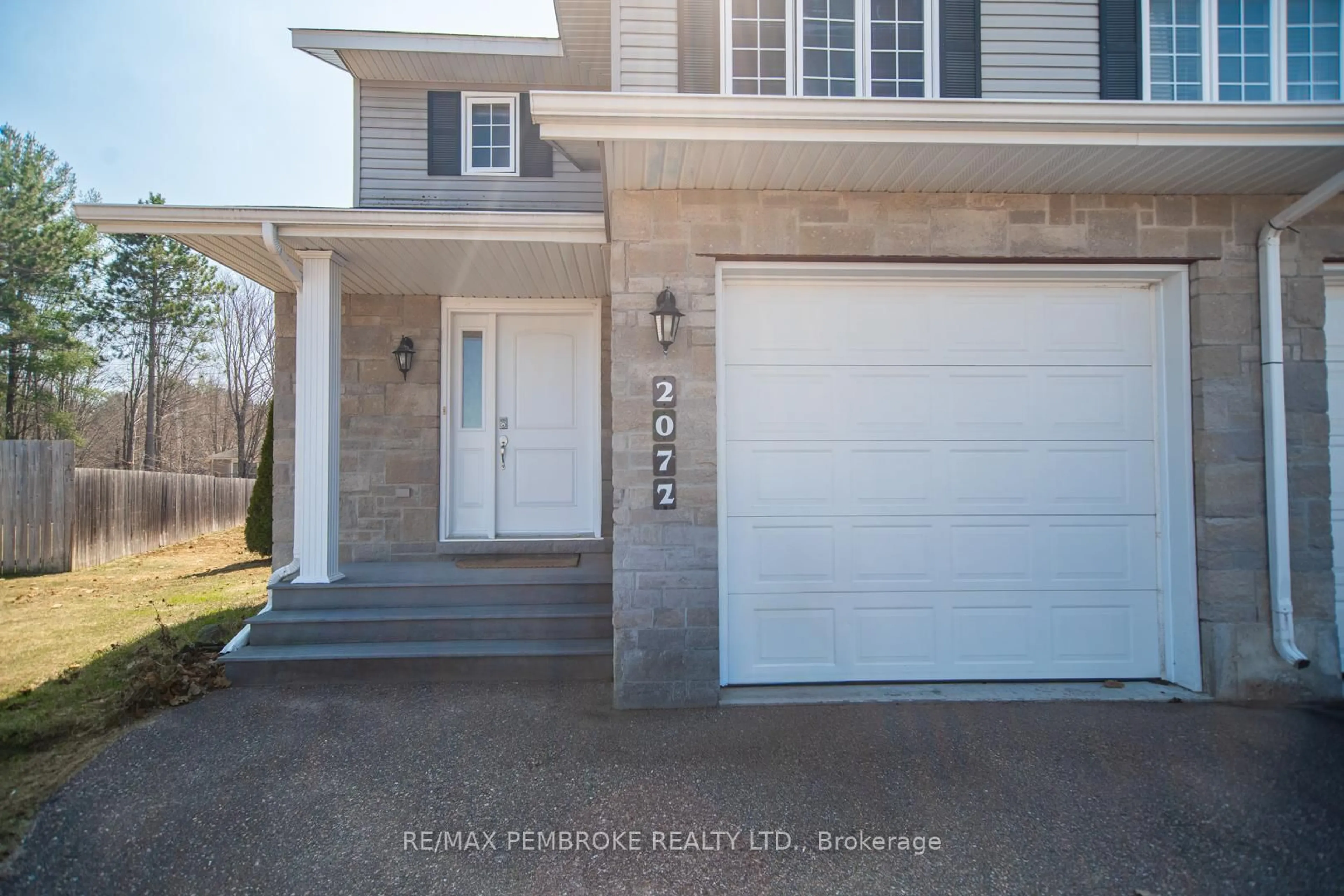 Home with vinyl exterior material, street for 2073 Sandstone Cres, Petawawa Ontario K8H 0B2