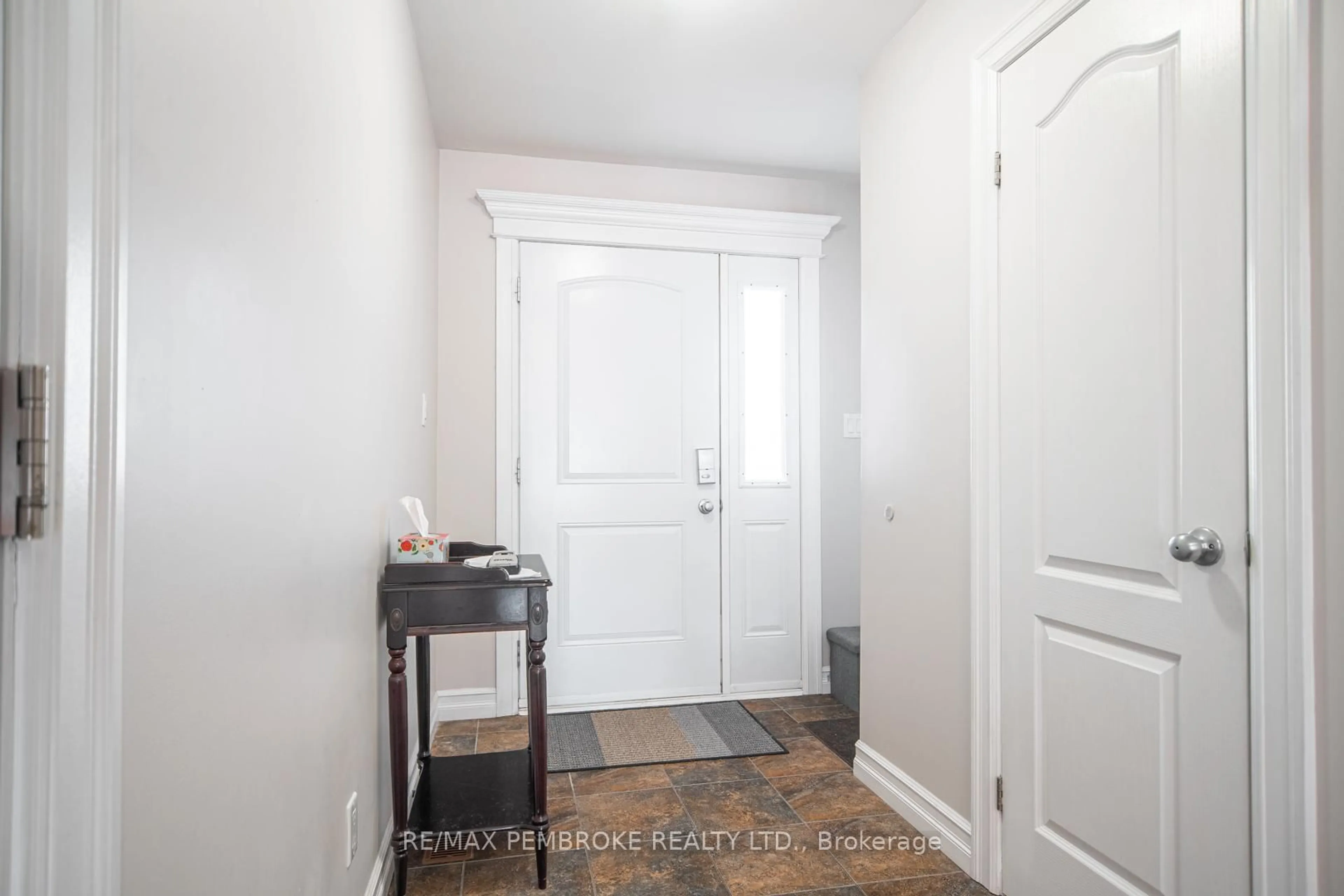 Indoor entryway for 2073 Sandstone Cres, Petawawa Ontario K8H 0B2