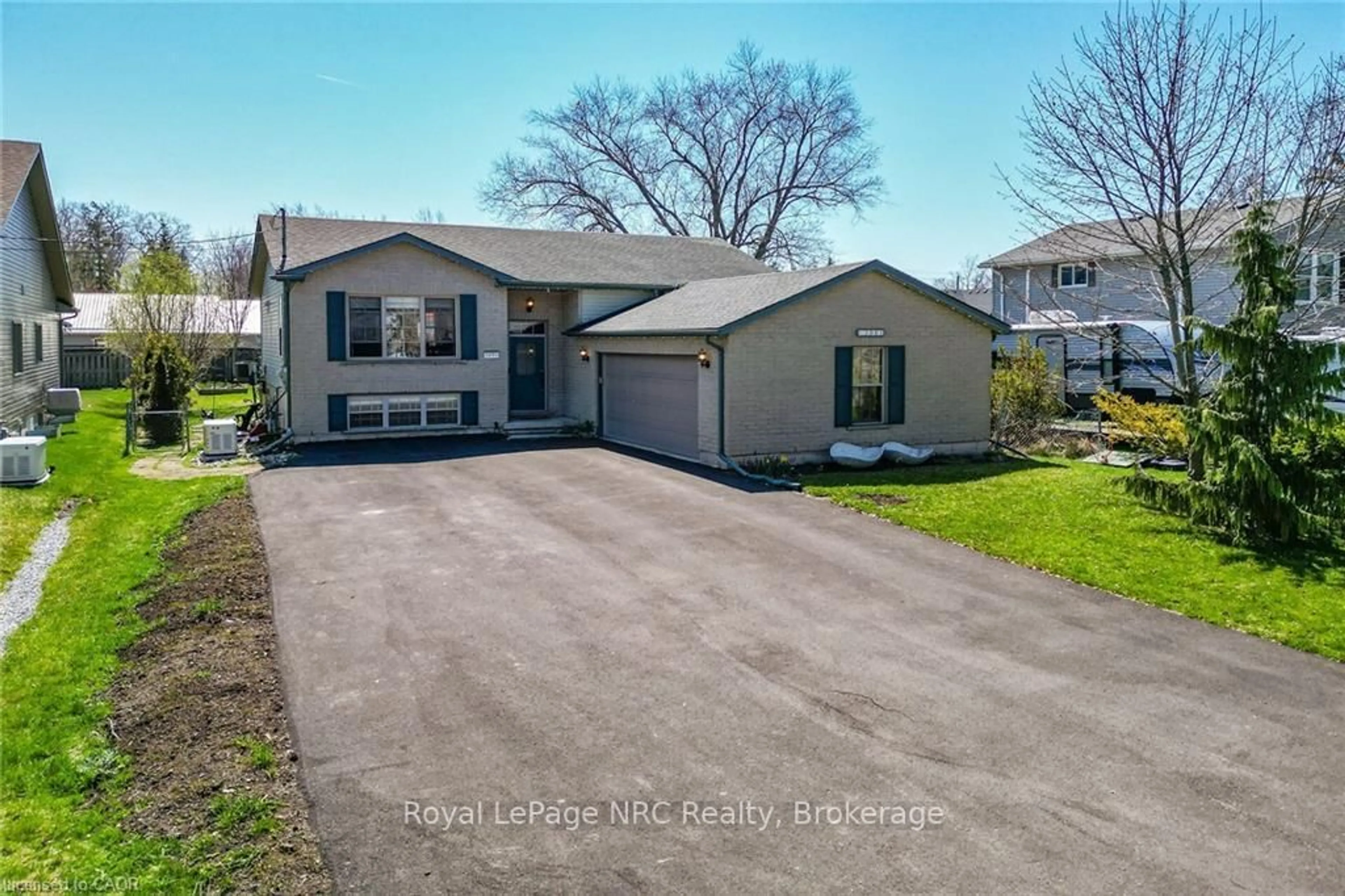 A pic from outside/outdoor area/front of a property/back of a property/a pic from drone, street for 3001 Young Ave, Fort Erie Ontario L0S 1N0