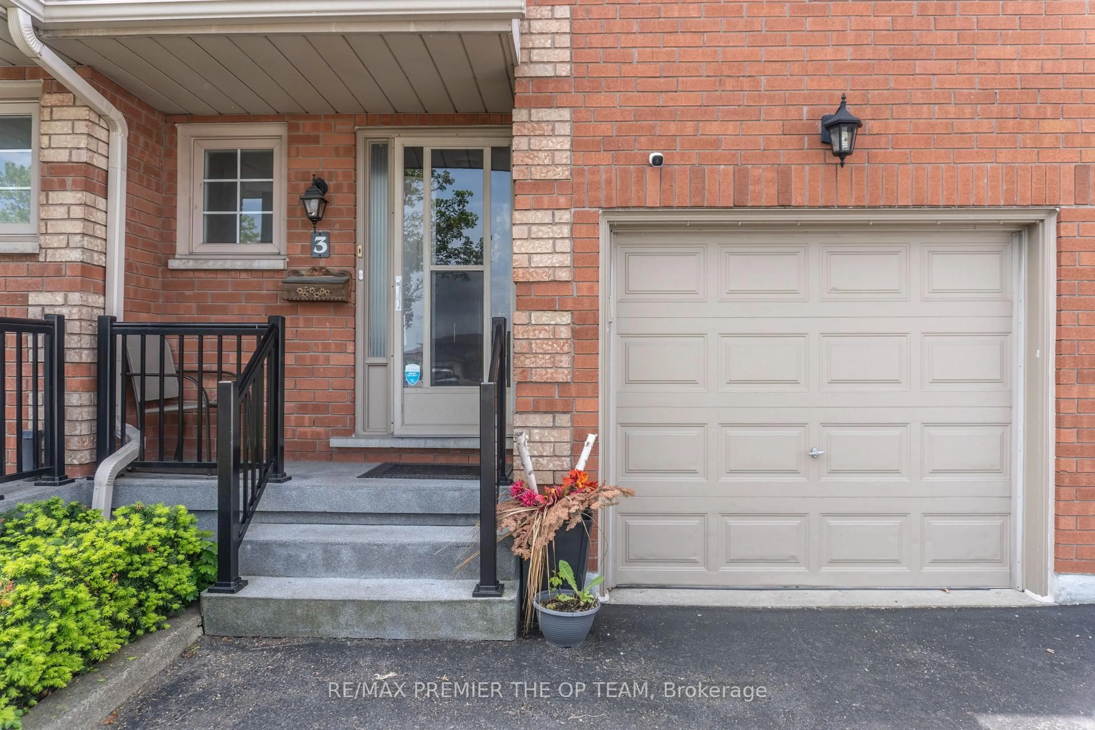 Indoor entryway for 255 Mount Albion Rd #3, Hamilton Ontario L8K 6P7
