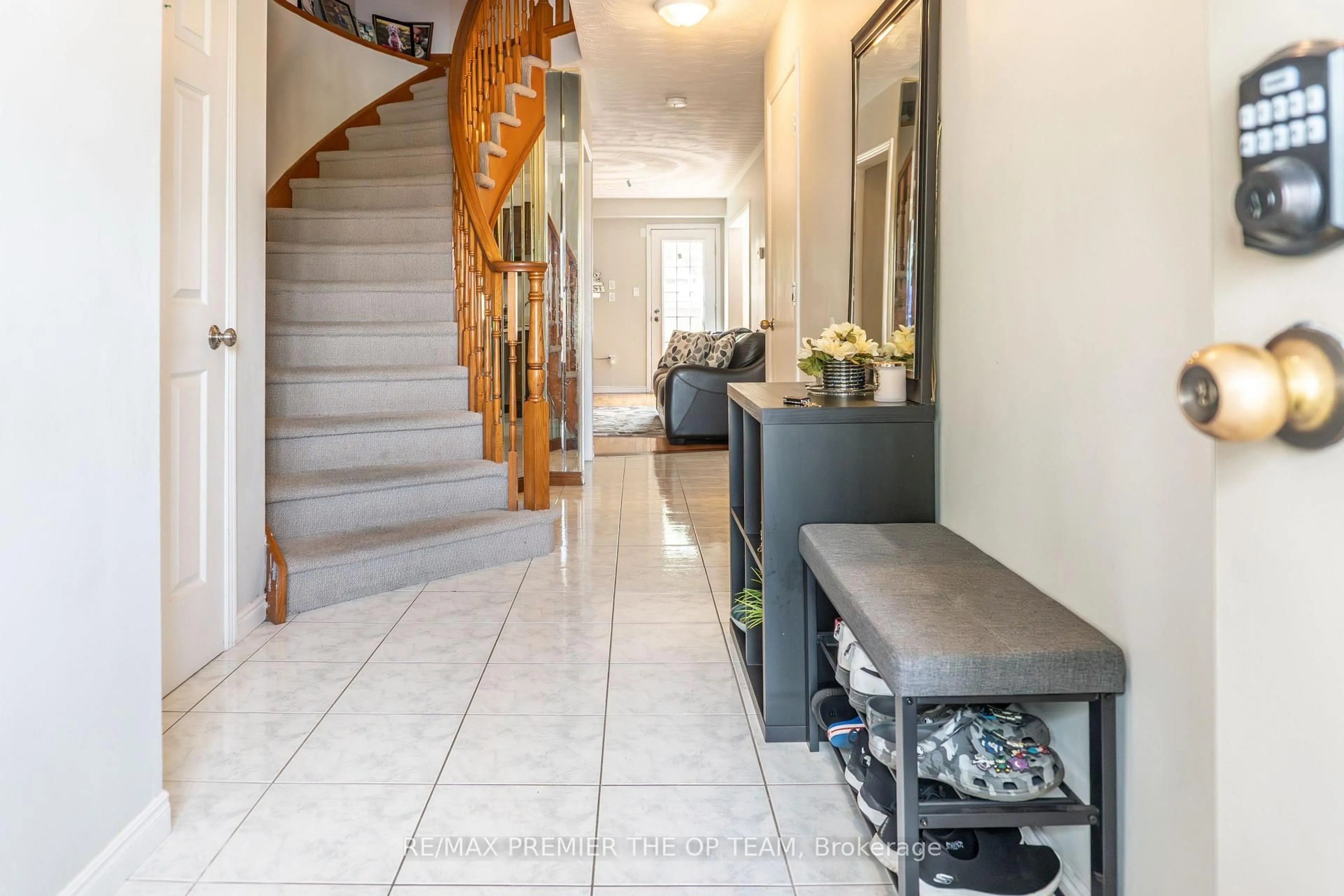 Indoor entryway for 255 Mount Albion Rd #3, Hamilton Ontario L8K 6P7
