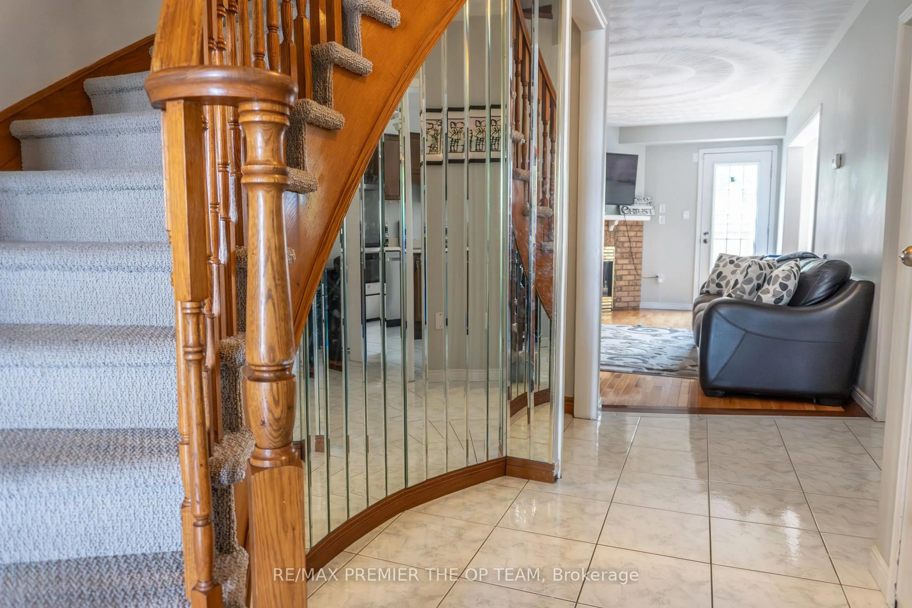 Indoor foyer for 255 Mount Albion Rd #3, Hamilton Ontario L8K 6P7