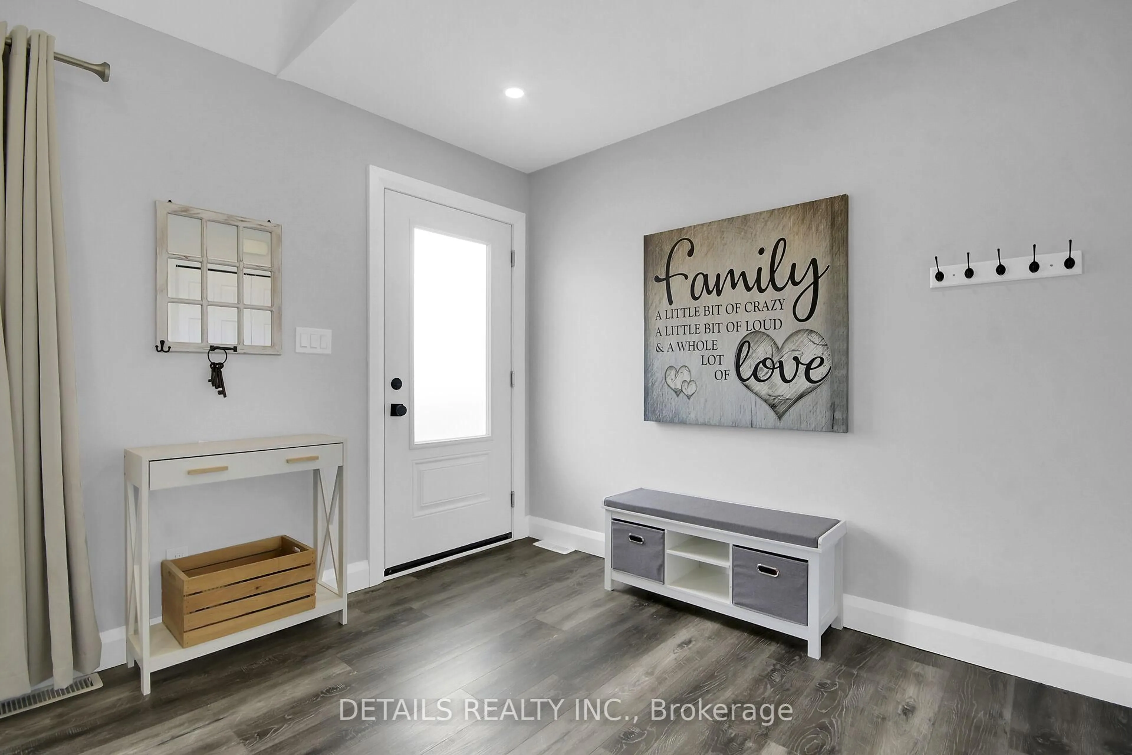 Indoor entryway for 1408 Merkley Rd, North Dundas Ontario K0C 2K0