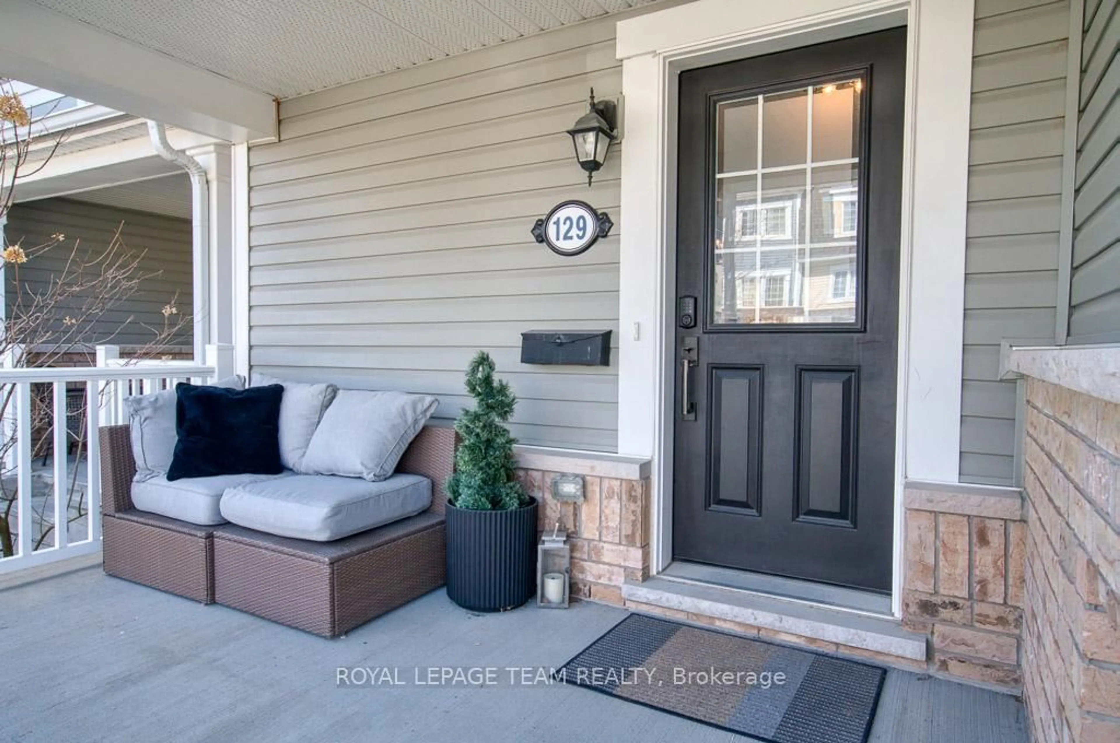 Indoor entryway for 129 Maestro Ave, Ottawa Ontario K2S 0V4