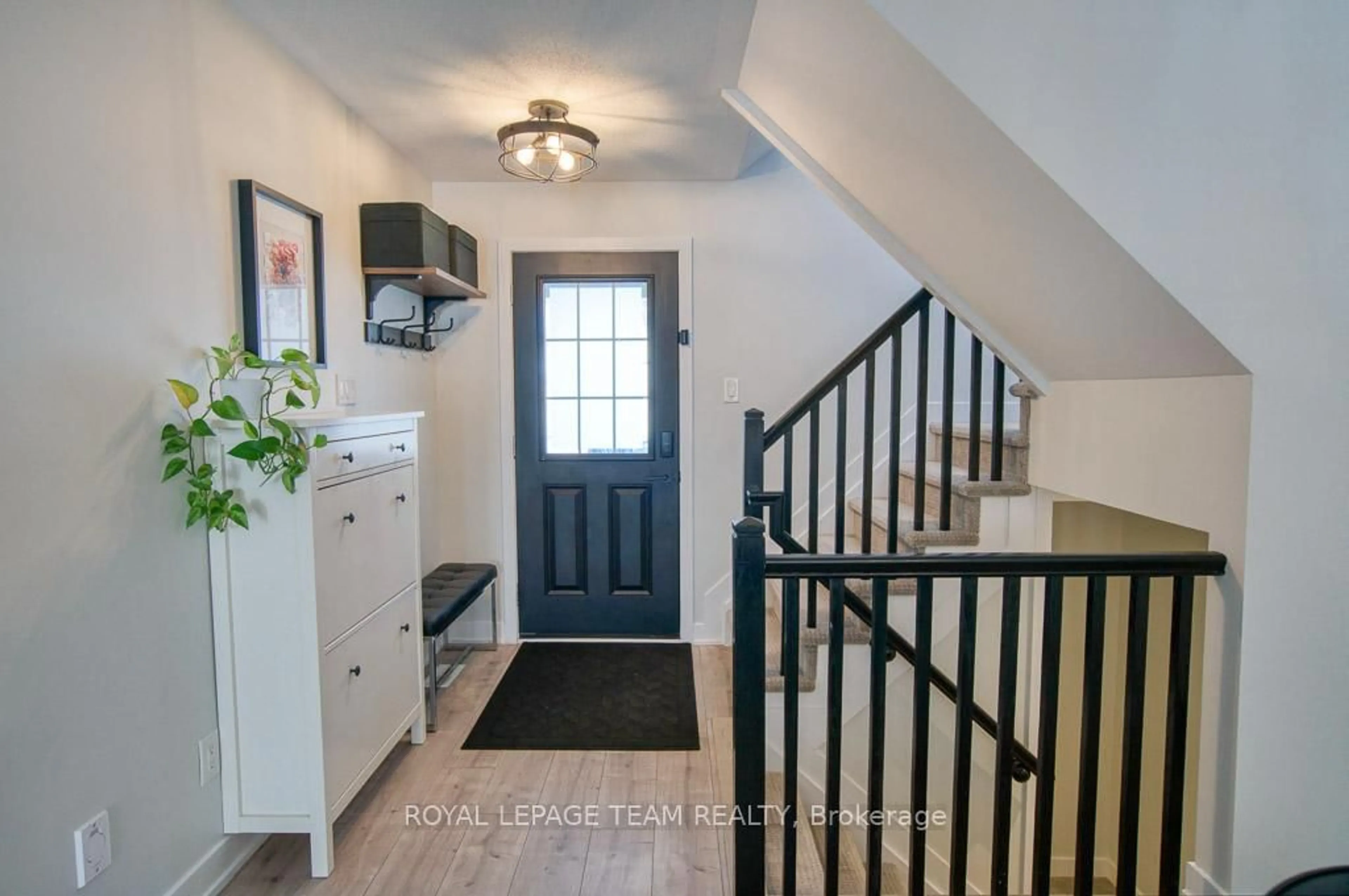 Indoor entryway for 129 Maestro Ave, Ottawa Ontario K2S 0V4