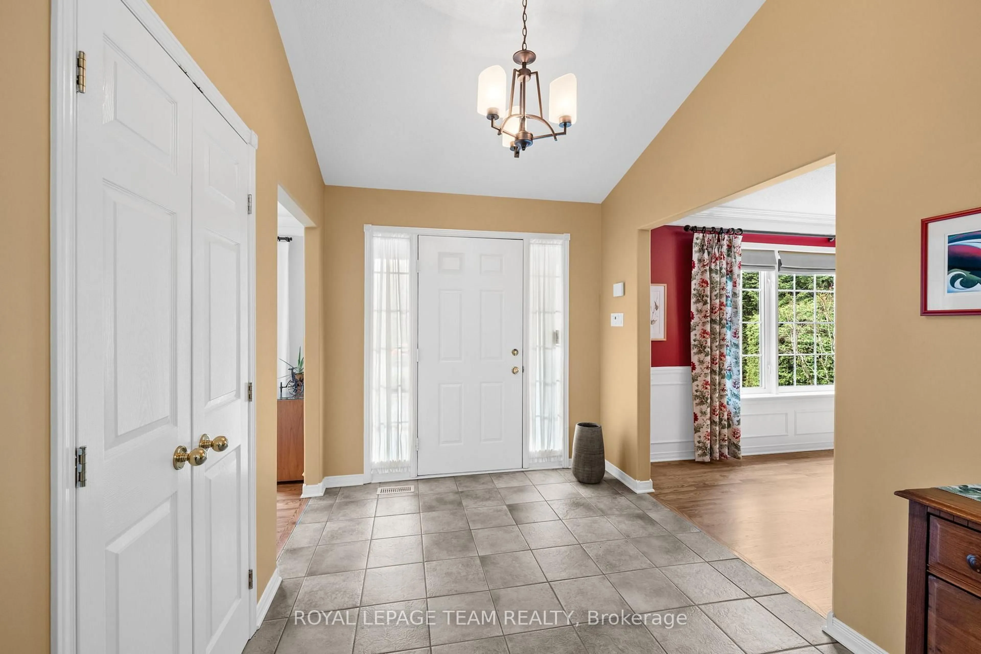 Indoor entryway for 6461 Waddion Dr, Ottawa Ontario K4P 1E7