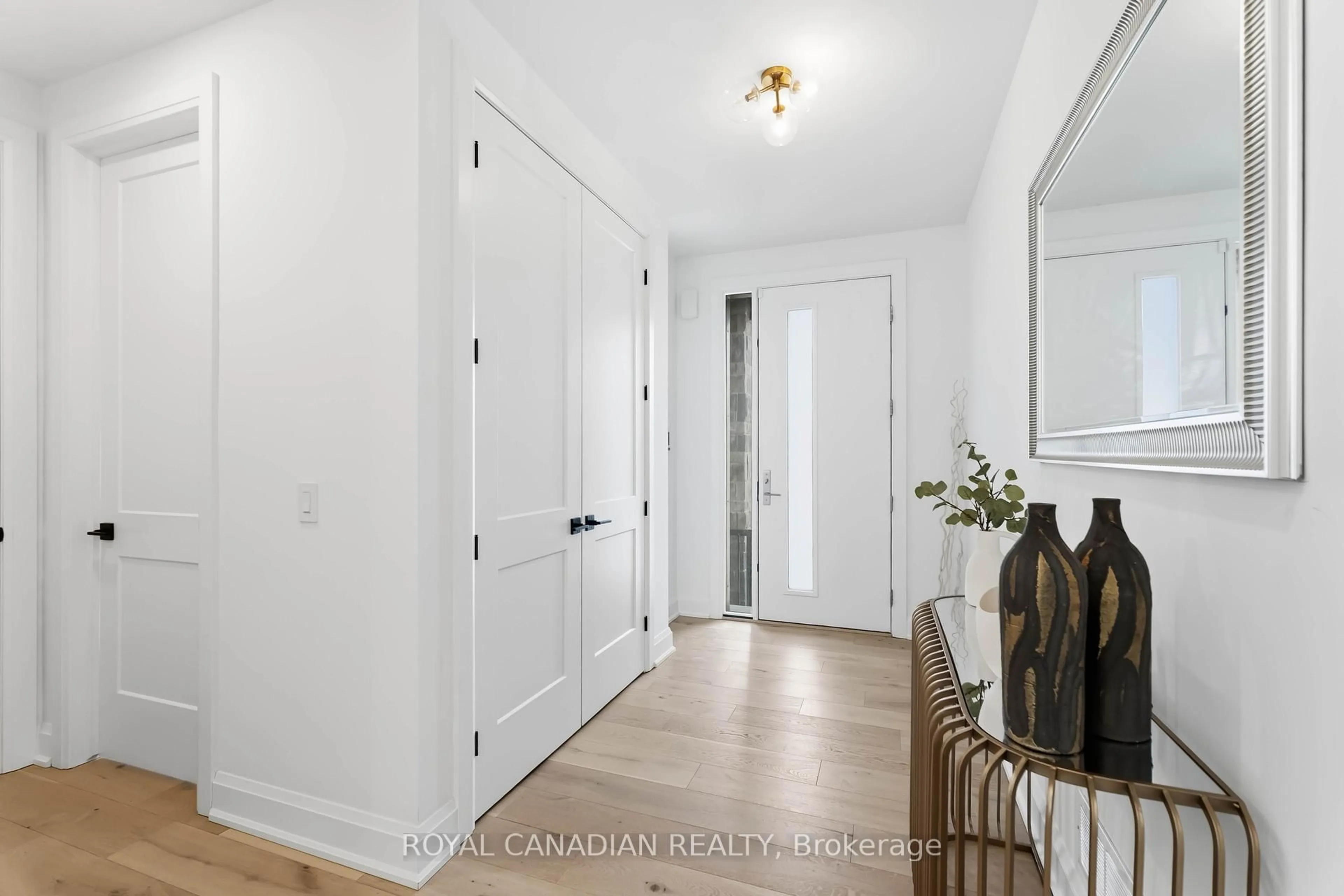 Indoor entryway for 119 Welland Vale Rd, St. Catharines Ontario L2S 3Y2