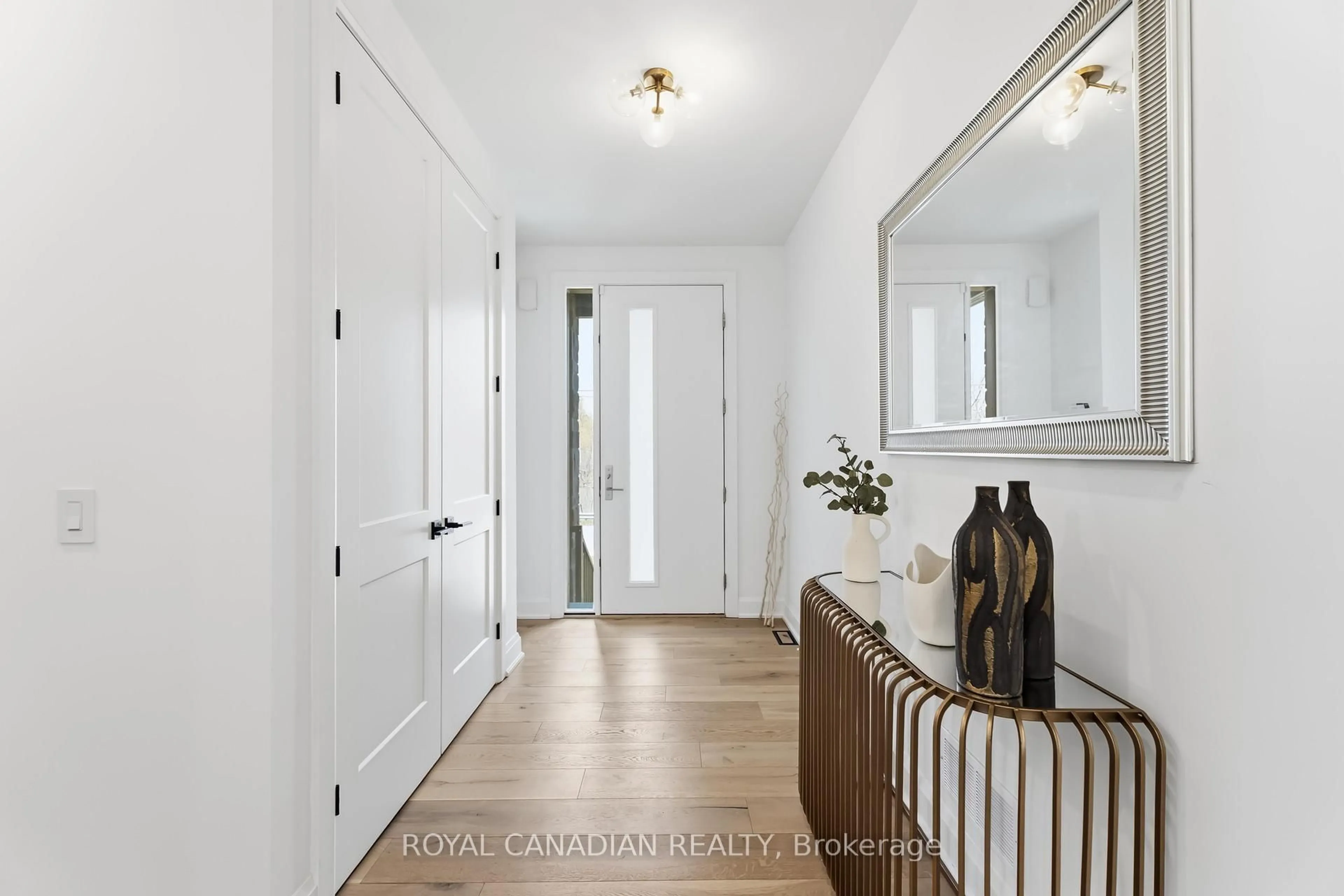 Indoor entryway for 119 Welland Vale Rd, St. Catharines Ontario L2S 3Y2