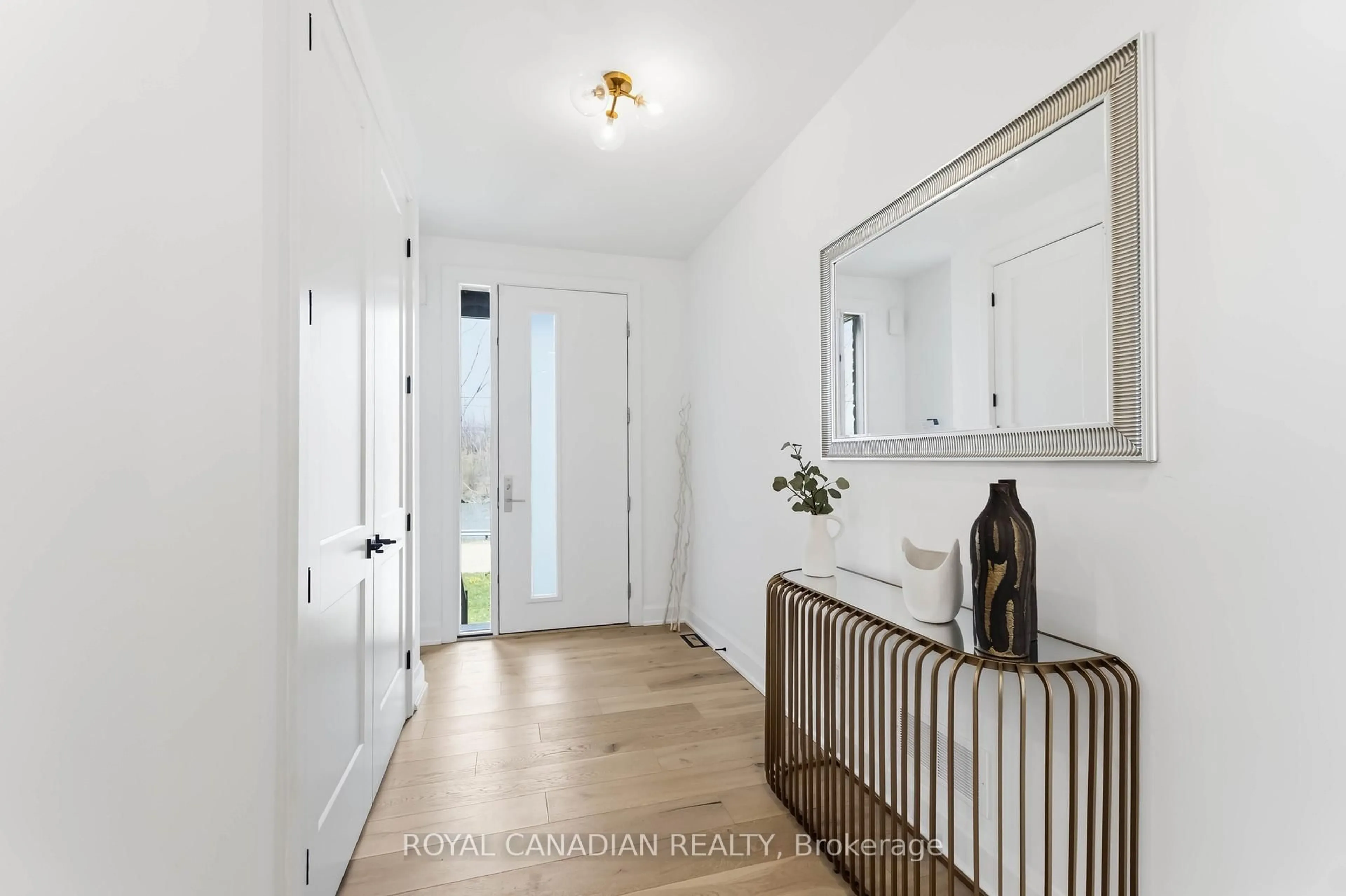 Indoor entryway for 119 Welland Vale Rd, St. Catharines Ontario L2S 3Y2