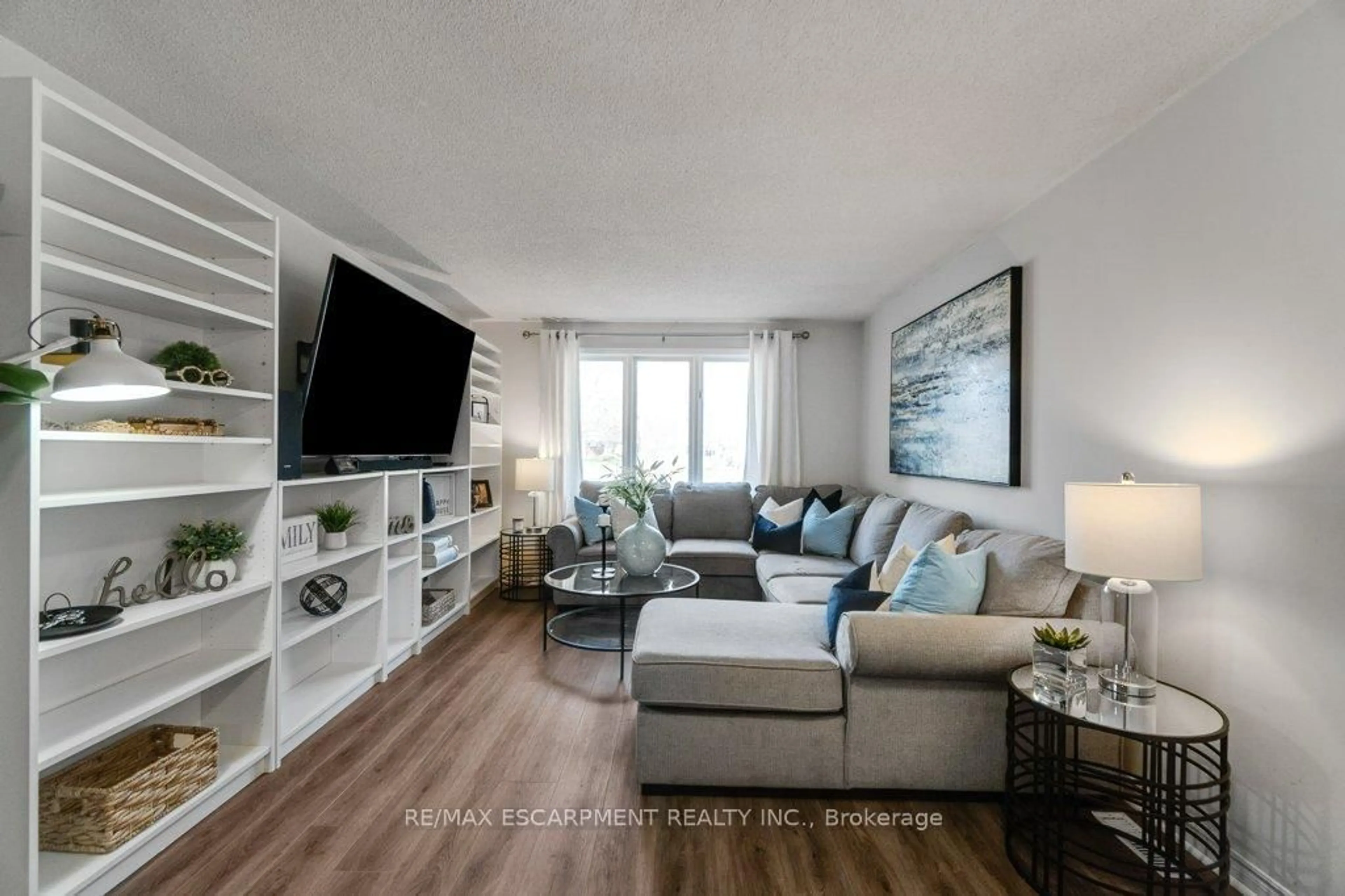 Living room with furniture, wood/laminate floor for 28 Kathleen St, Brant Ontario N3L 3X8