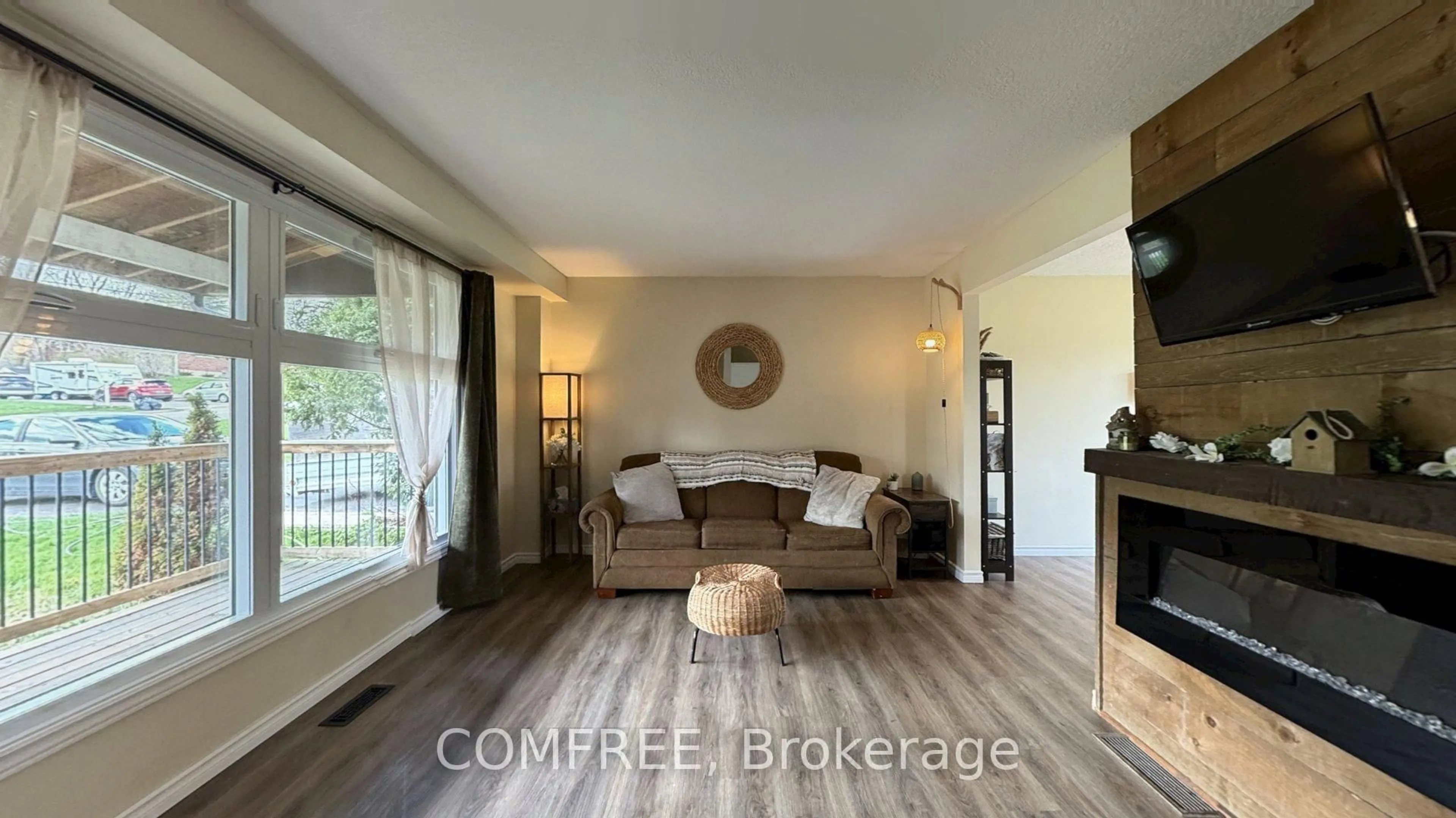 Living room with furniture, wood/laminate floor for 87 Locks Rd, Brantford Ontario N3S 7L9