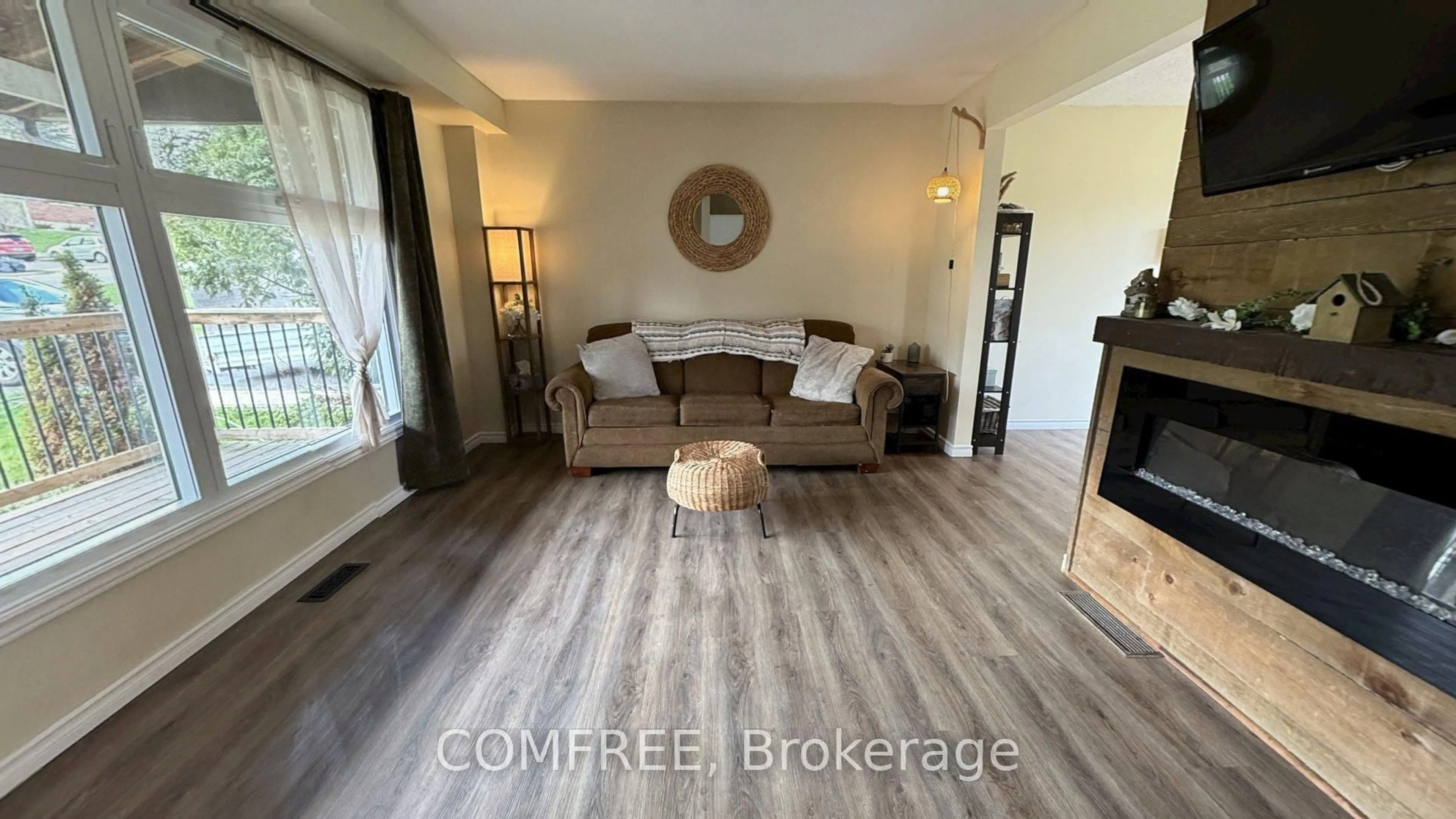 Living room with furniture, wood/laminate floor for 87 Locks Rd, Brantford Ontario N3S 7L9