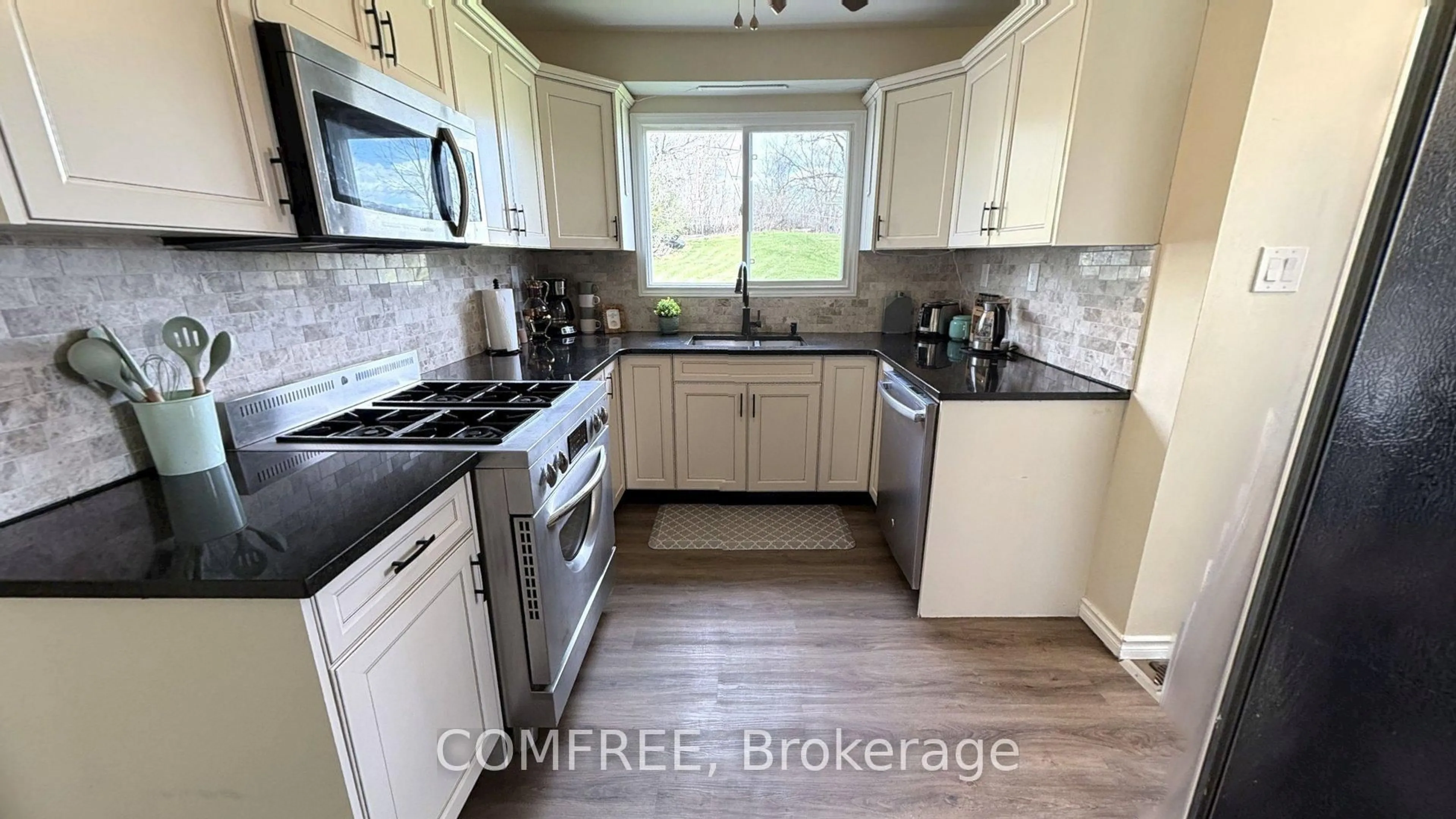 Standard kitchen, unknown for 87 Locks Rd, Brantford Ontario N3S 7L9