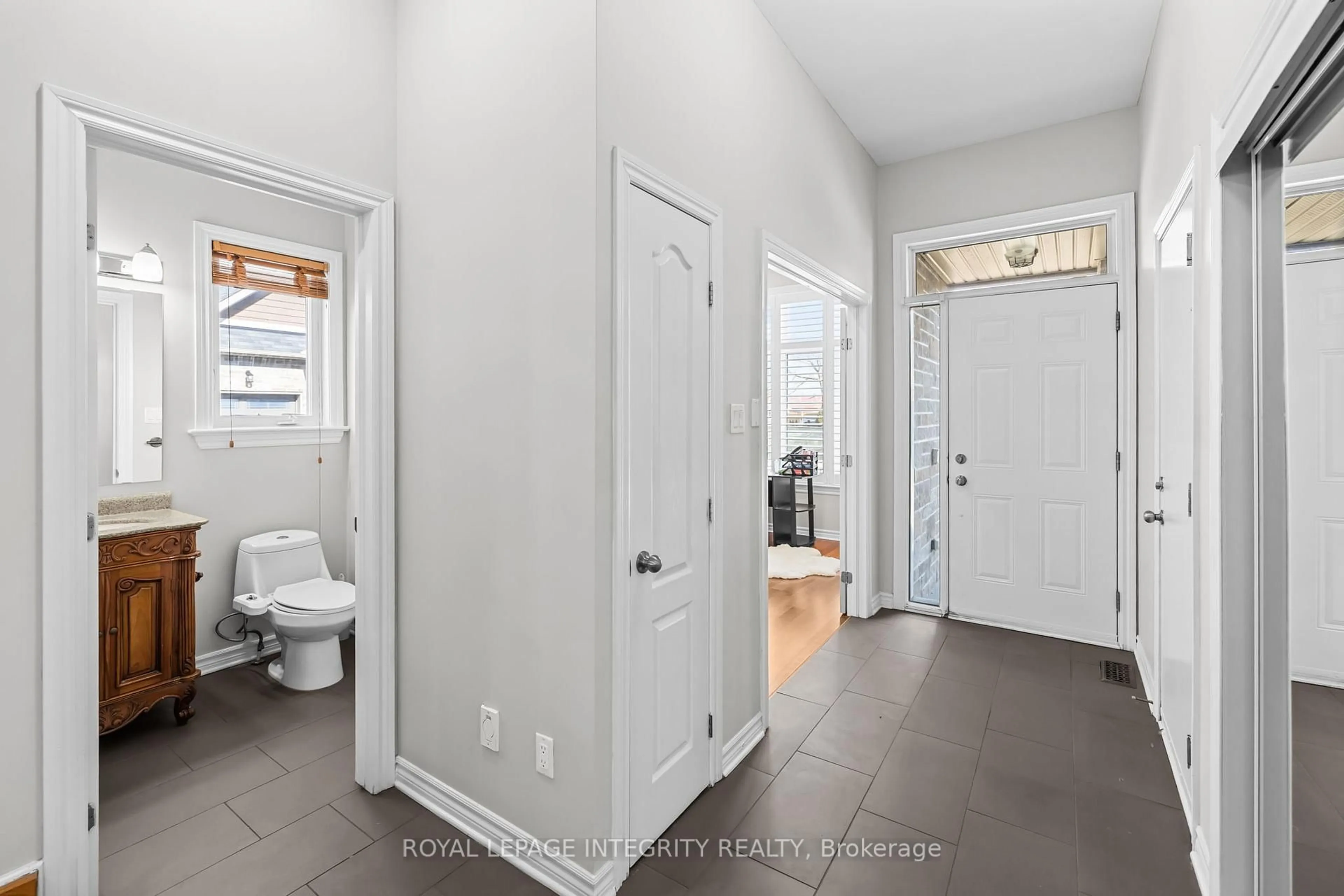 Indoor entryway for 27 Orange Blossom Private, Gloucester Ontario K1T 0M9