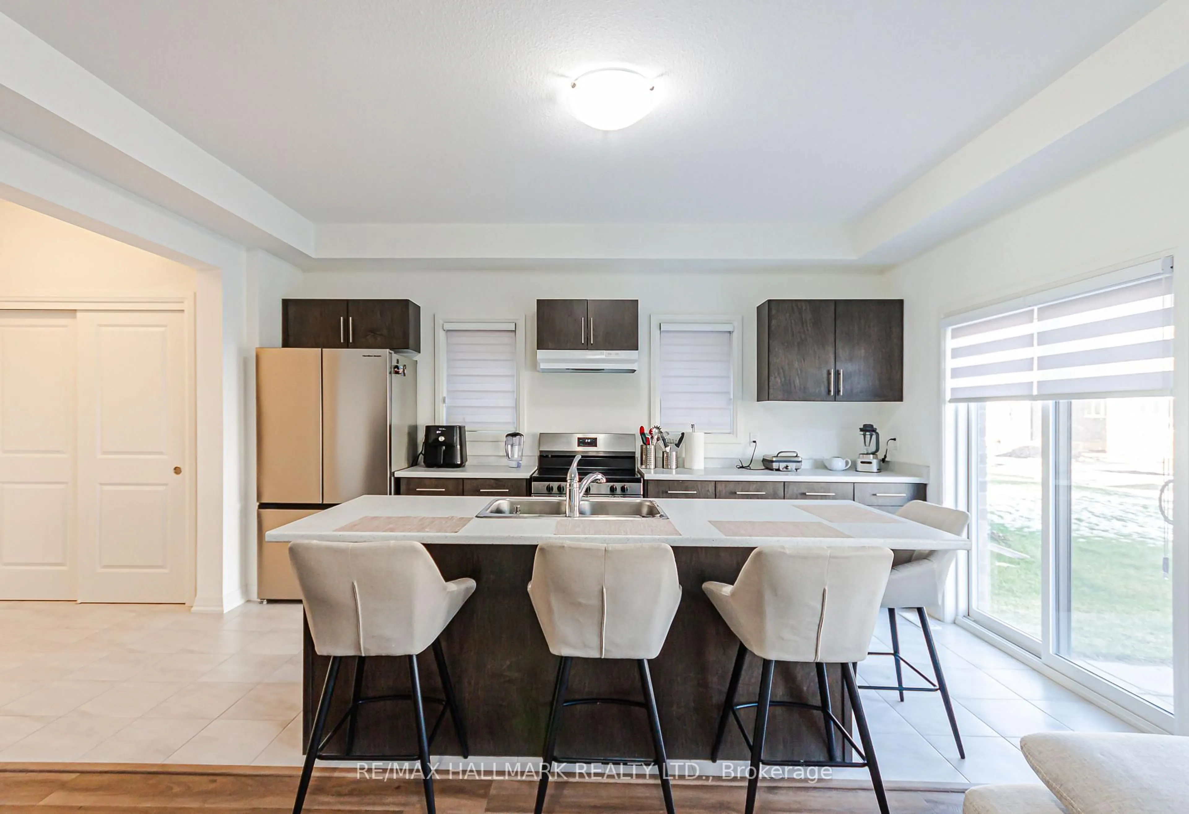 Open concept kitchen, ceramic/tile floor for 89 Acacia Rd, Pelham Ontario L0S 1E1