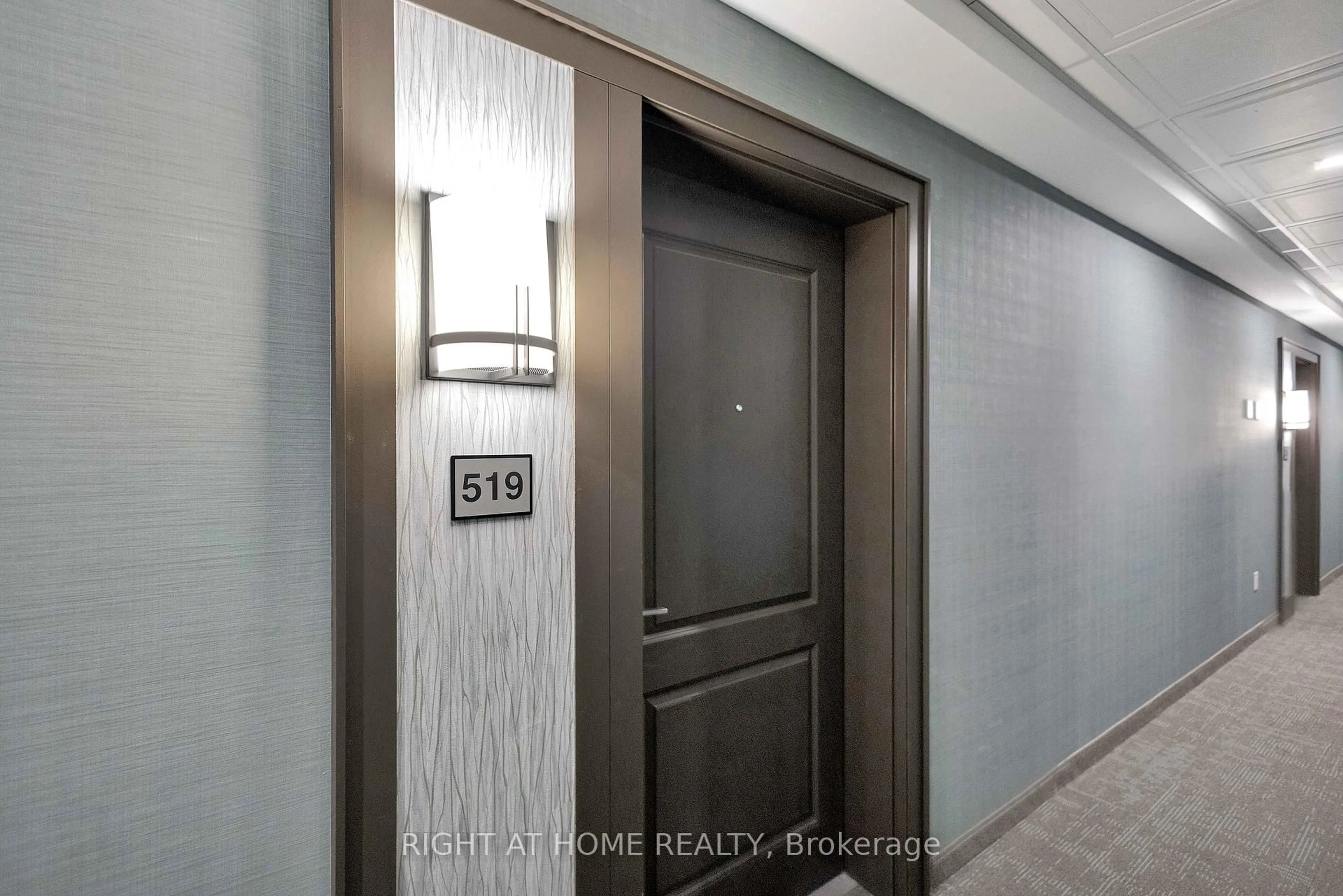 Indoor foyer for 470 Dundas St #519, Hamilton Ontario L8B 2A6