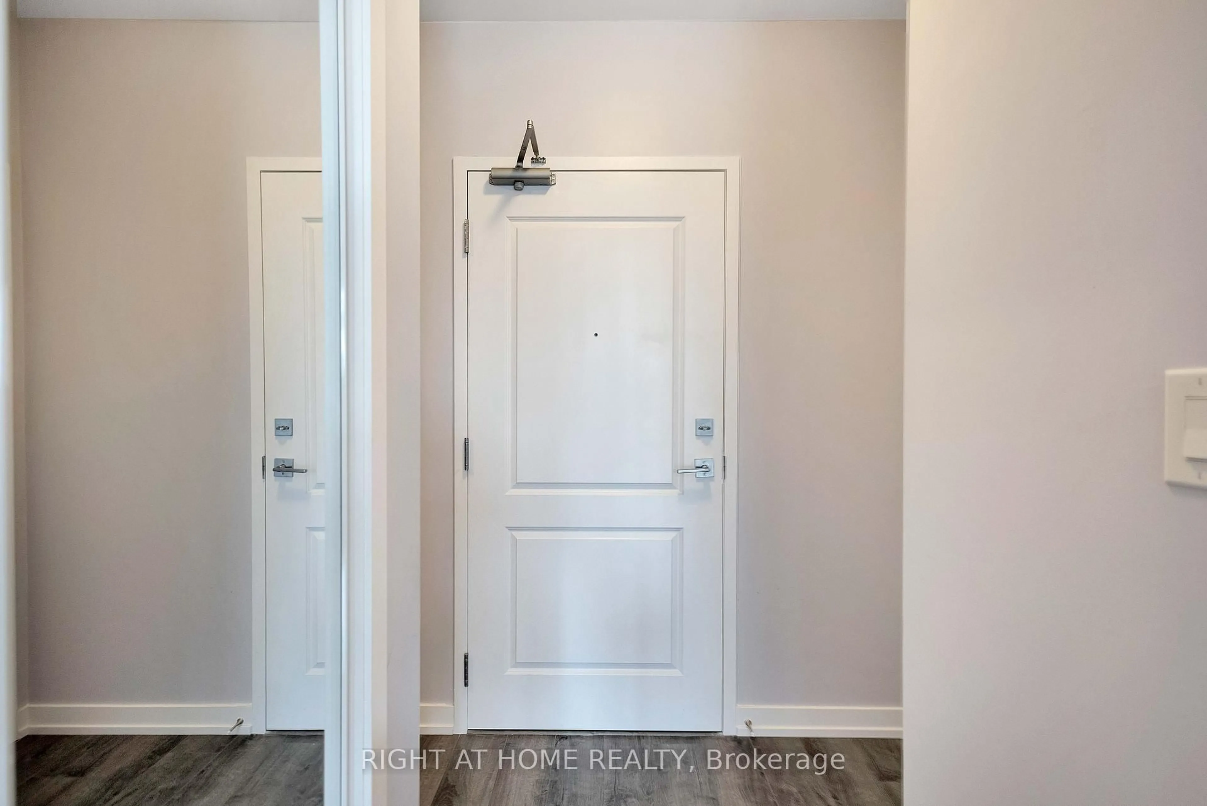Indoor entryway for 470 Dundas St #519, Hamilton Ontario L8B 2A6