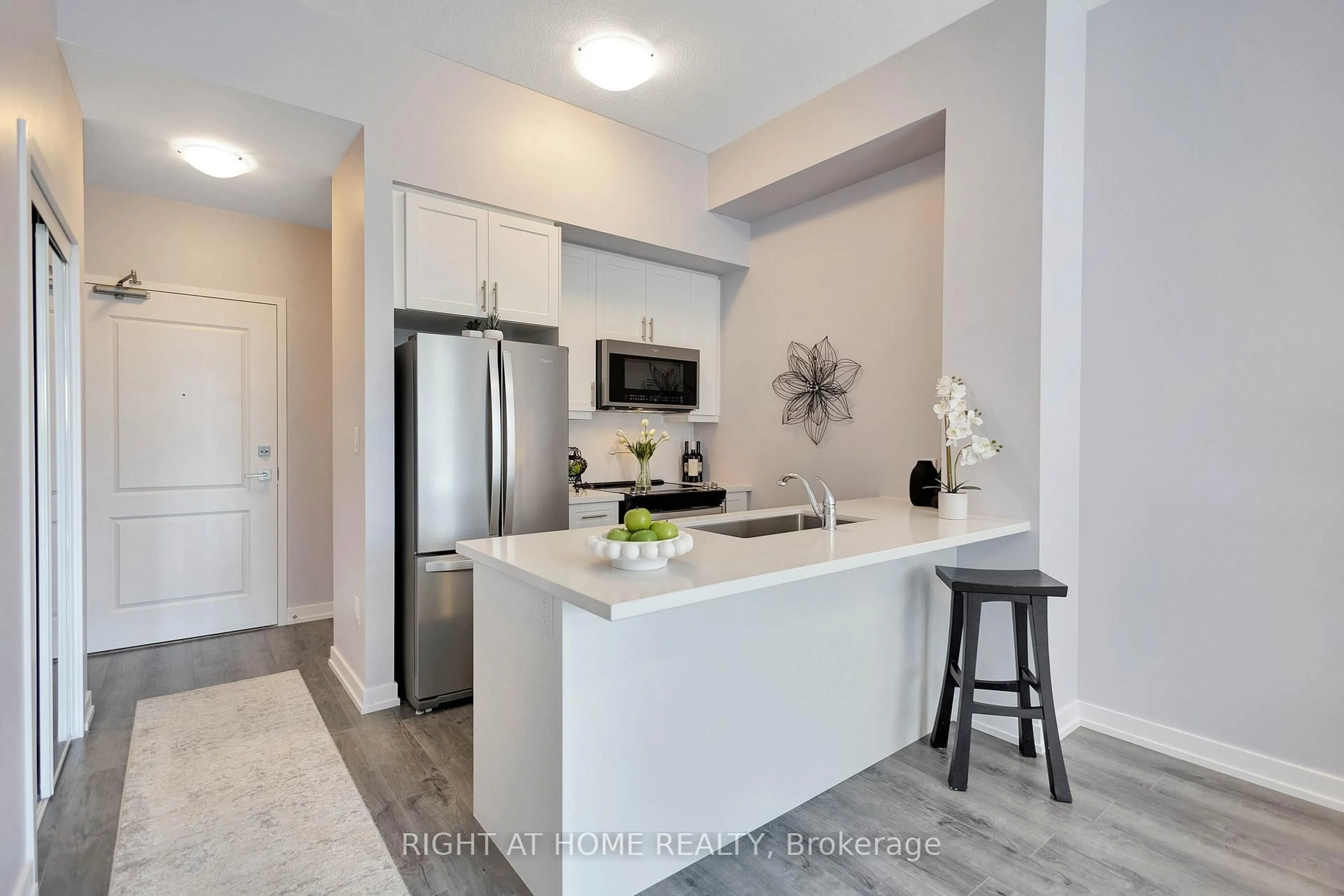 Open concept kitchen, ceramic/tile floor for 470 Dundas St #519, Hamilton Ontario L8B 2A6