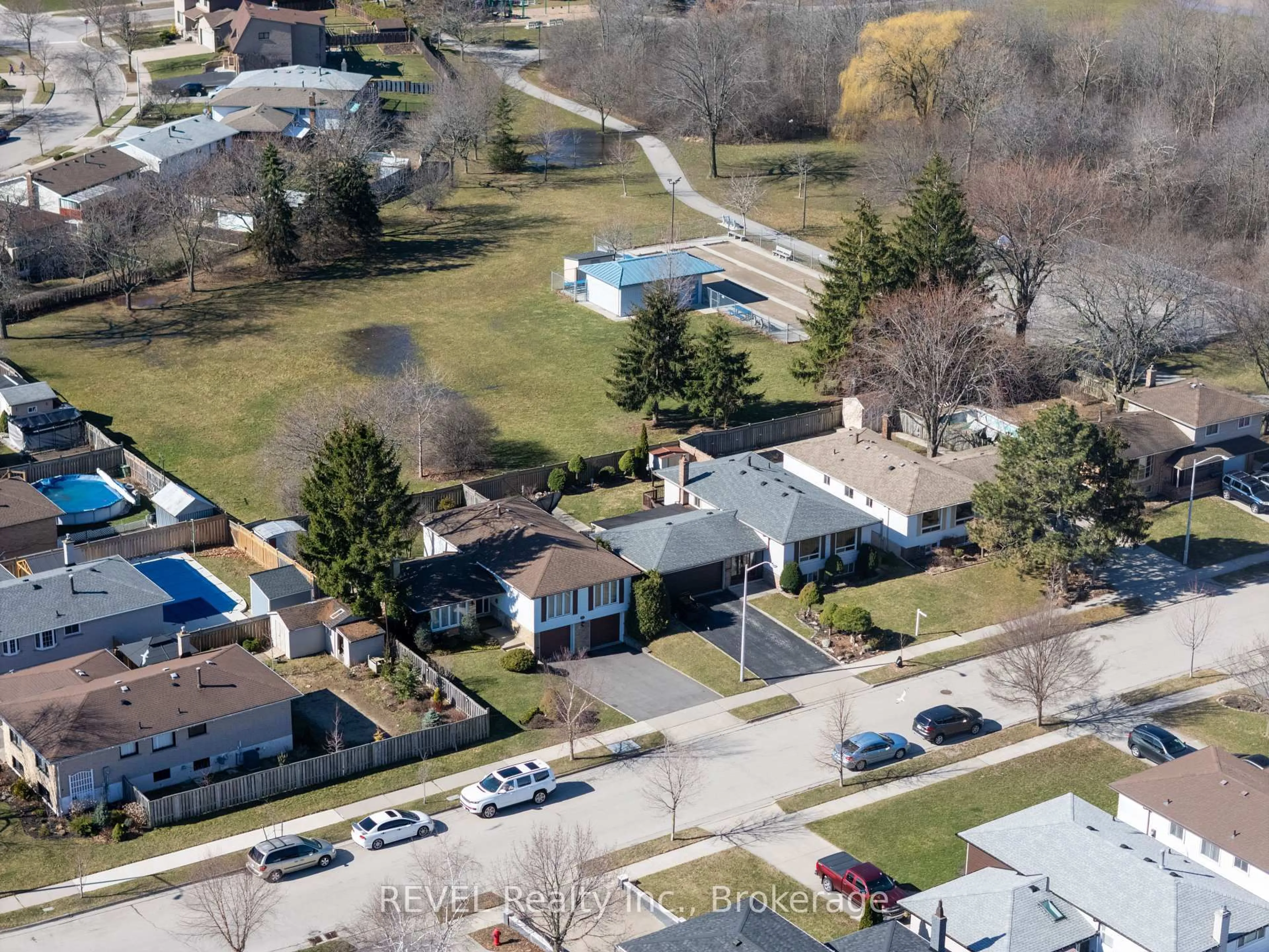 A pic from outside/outdoor area/front of a property/back of a property/a pic from drone, unknown for 19 Lynwood Dr, Hamilton Ontario L8E 3E7