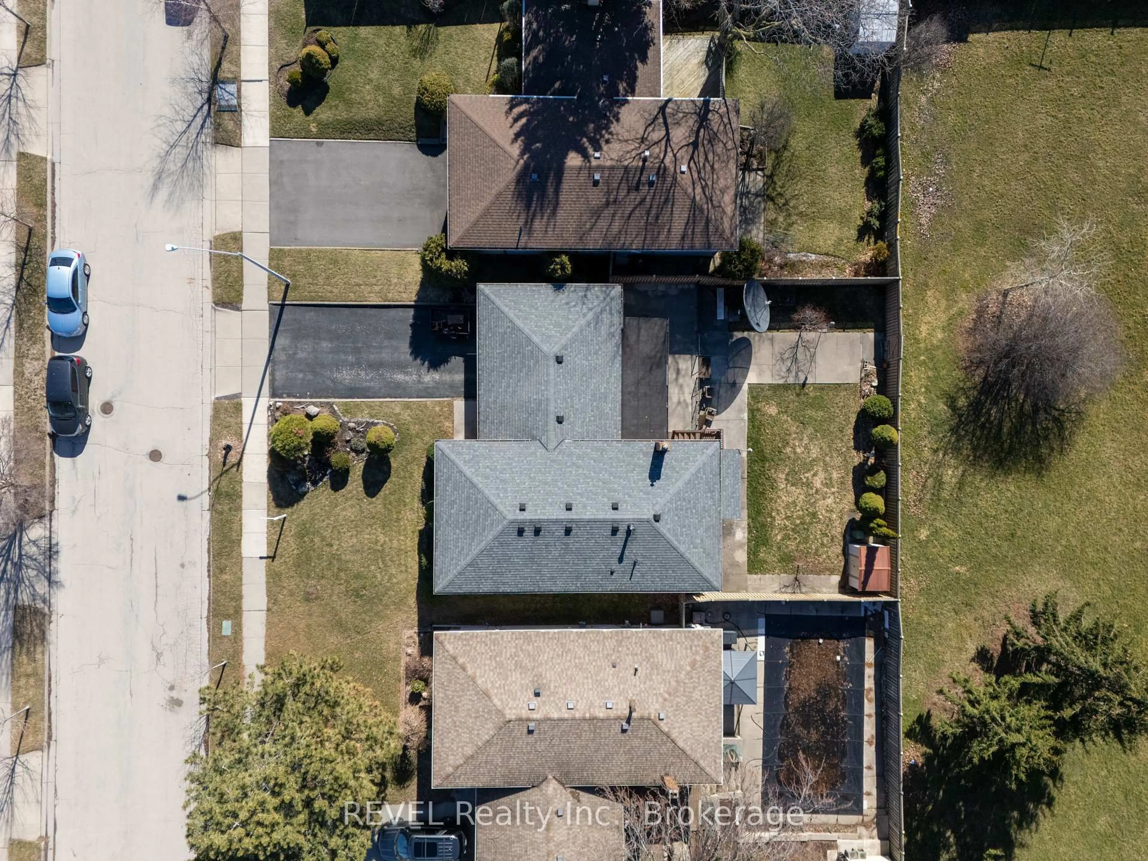 A pic from outside/outdoor area/front of a property/back of a property/a pic from drone, street for 19 Lynwood Dr, Hamilton Ontario L8E 3E7