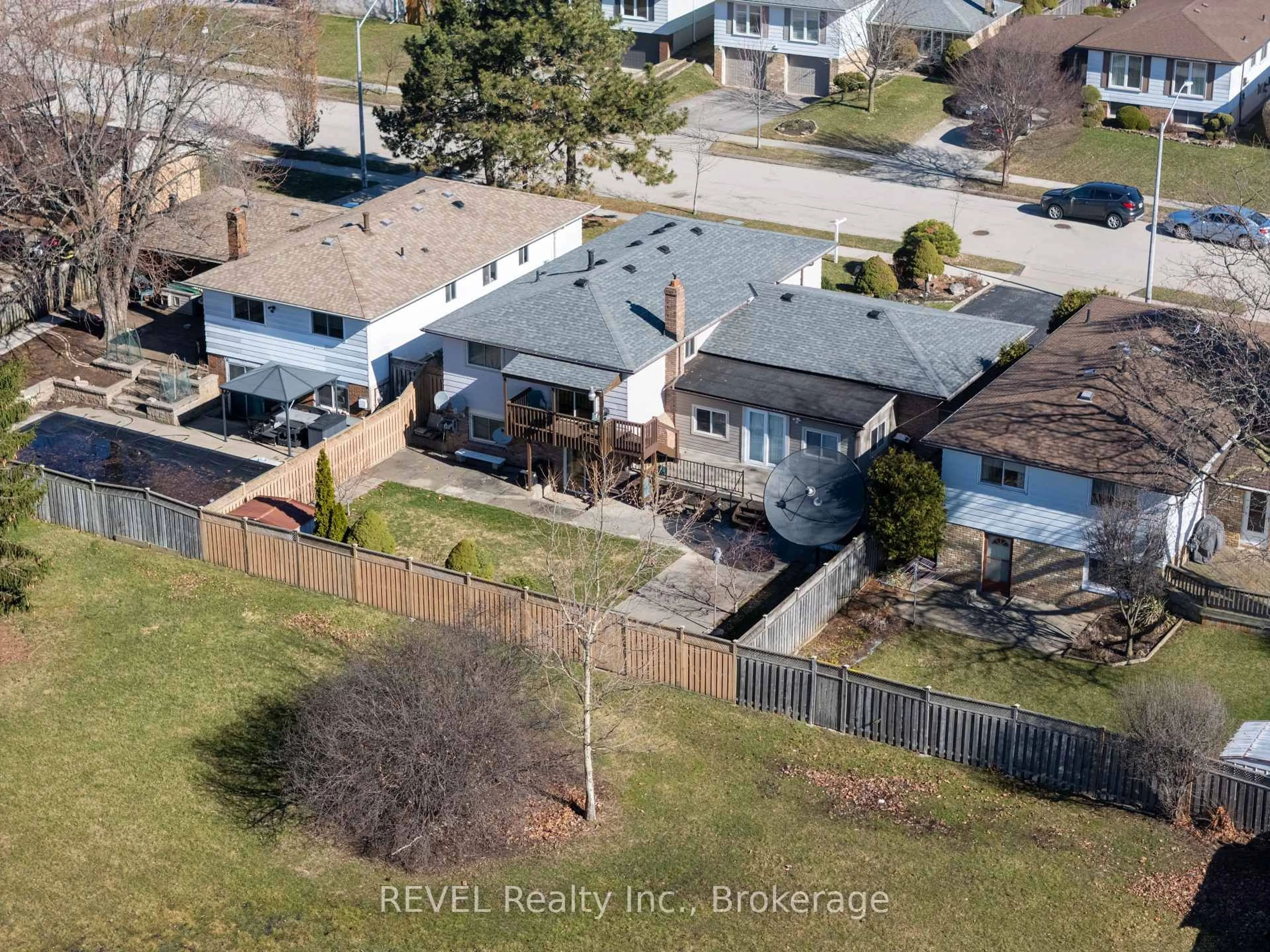 A pic from outside/outdoor area/front of a property/back of a property/a pic from drone, street for 19 Lynwood Dr, Hamilton Ontario L8E 3E7