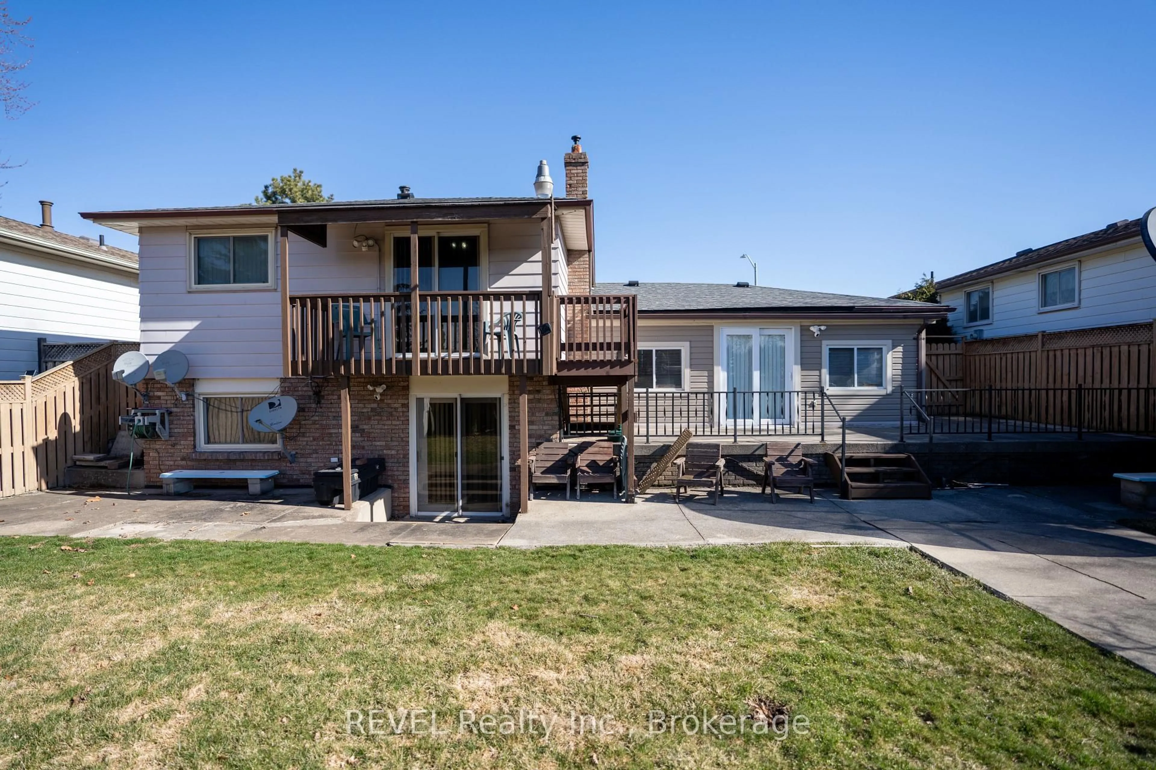 A pic from outside/outdoor area/front of a property/back of a property/a pic from drone, water/lake/river/ocean view for 19 Lynwood Dr, Hamilton Ontario L8E 3E7