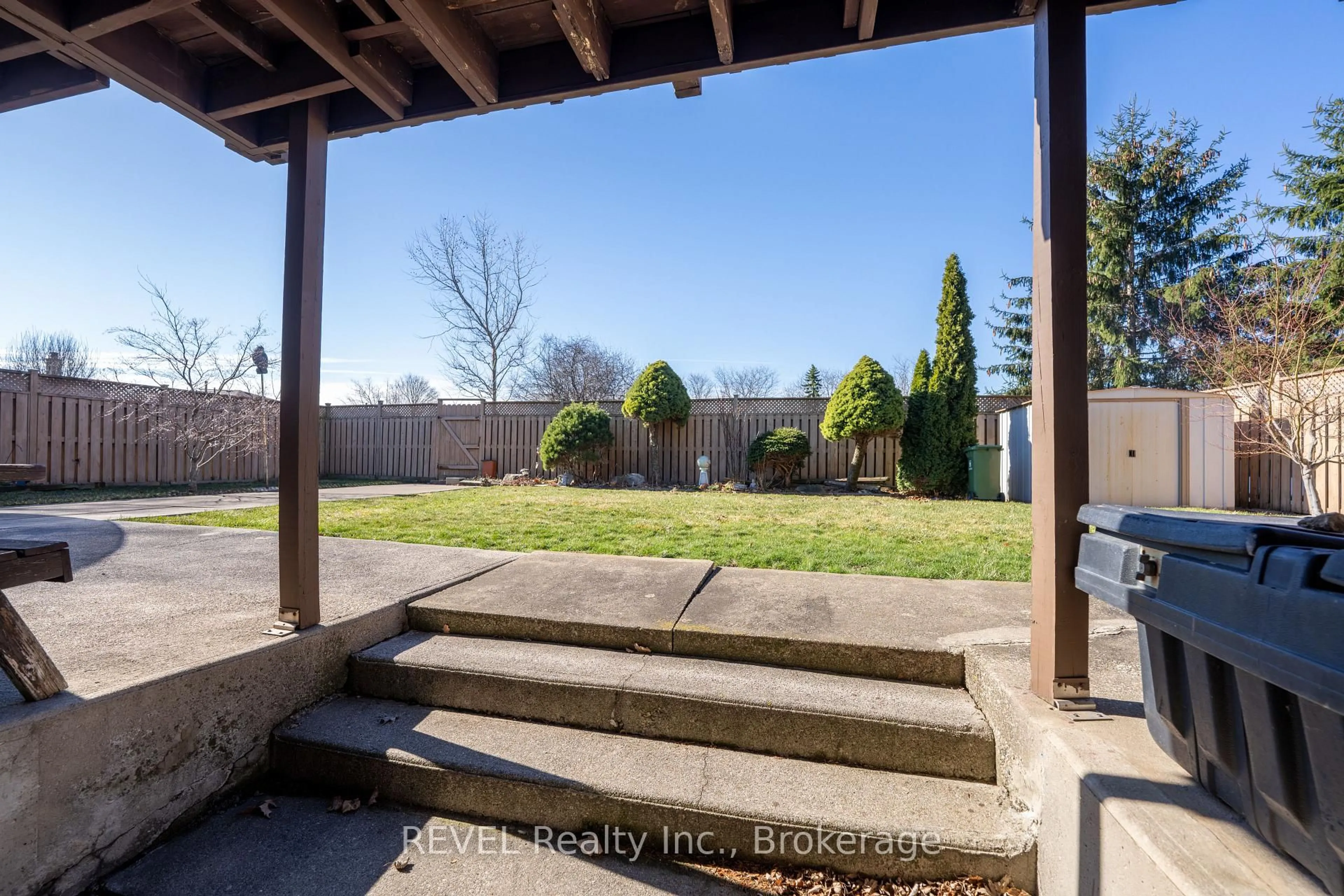 Patio, unknown for 19 Lynwood Dr, Hamilton Ontario L8E 3E7