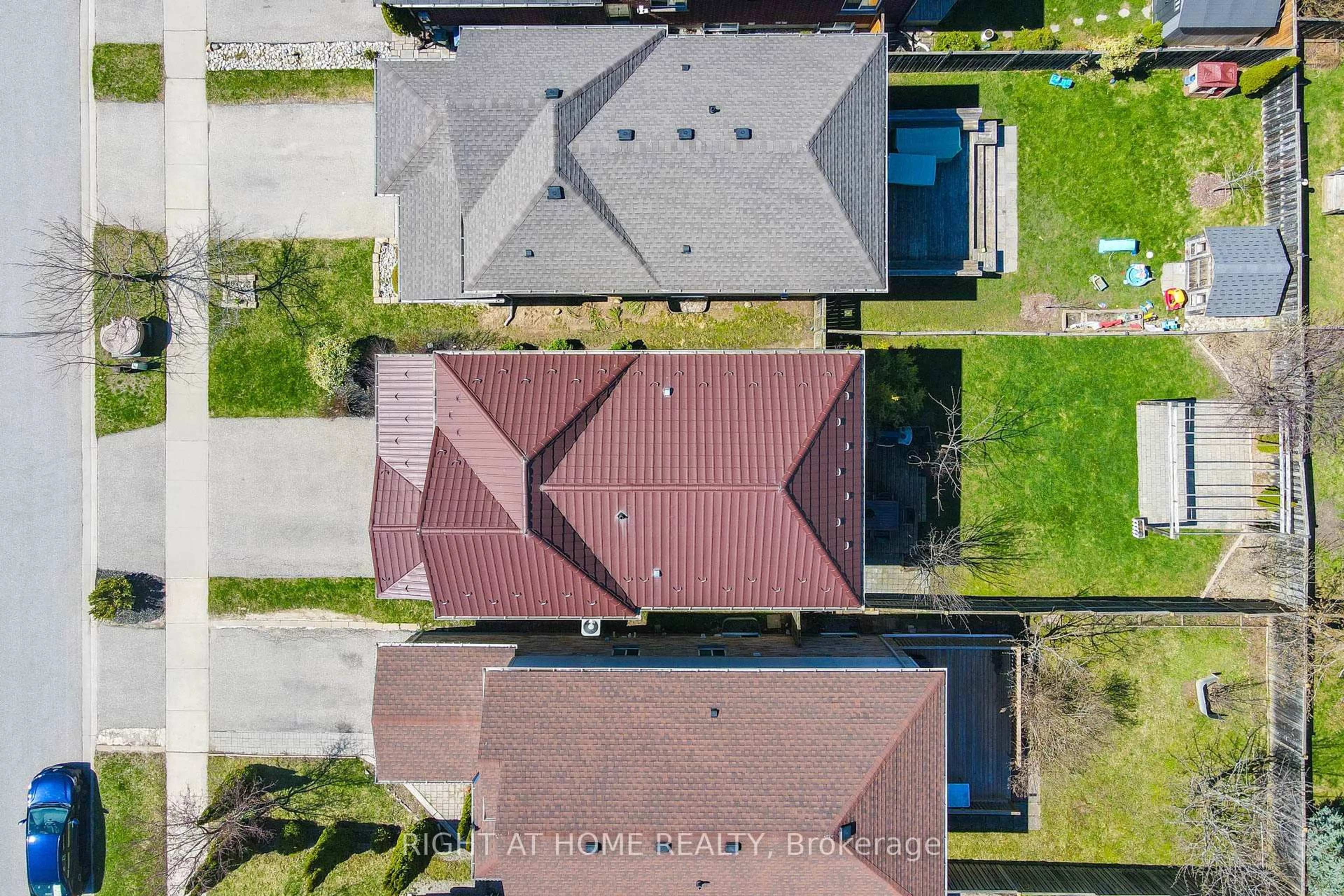 A pic from outside/outdoor area/front of a property/back of a property/a pic from drone, street for 21 Mullin Dr, Guelph Ontario N1E 0E1
