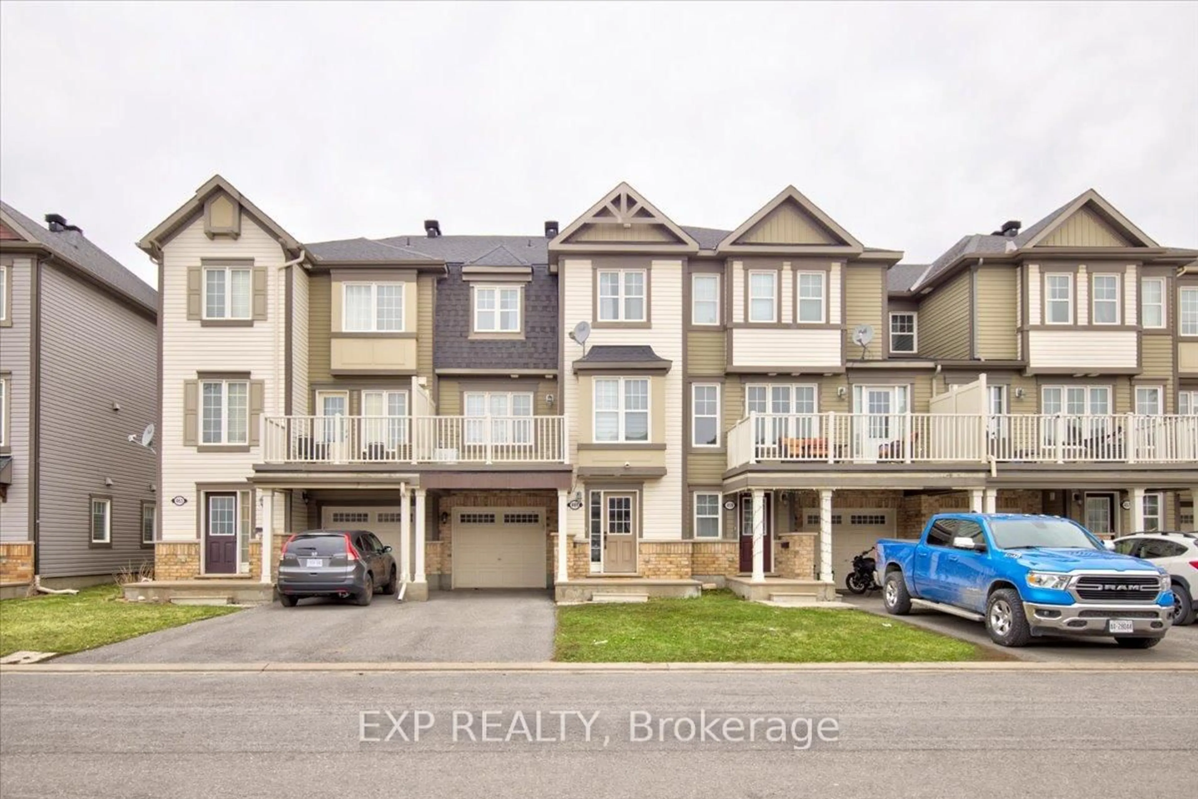 A pic from outside/outdoor area/front of a property/back of a property/a pic from drone, street for 461 MEADOWHAWK Cres, Ottawa Ontario K2J 5W8